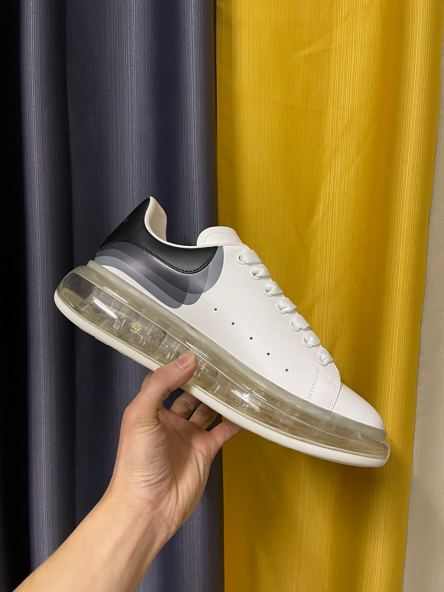 Классические белые кроссовки McQueen с черным кожаным каблуком