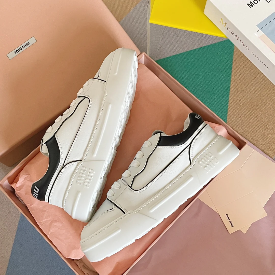 Новые поступления коллекции Miu Miu весна/лето 2023: ретро-кроссовки Dirty, белые кроссовки на платформе, черная отделка.