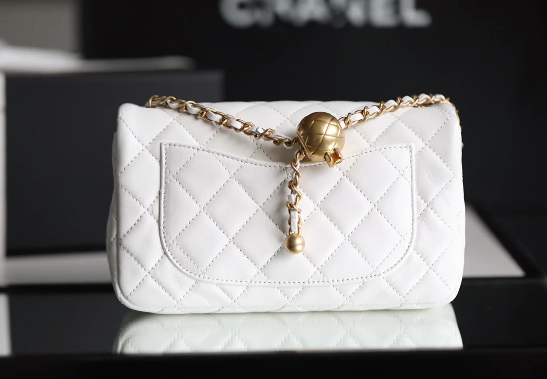 Chanel - Золотая сумка-клапан с шариком из углеродного волокна - Белая