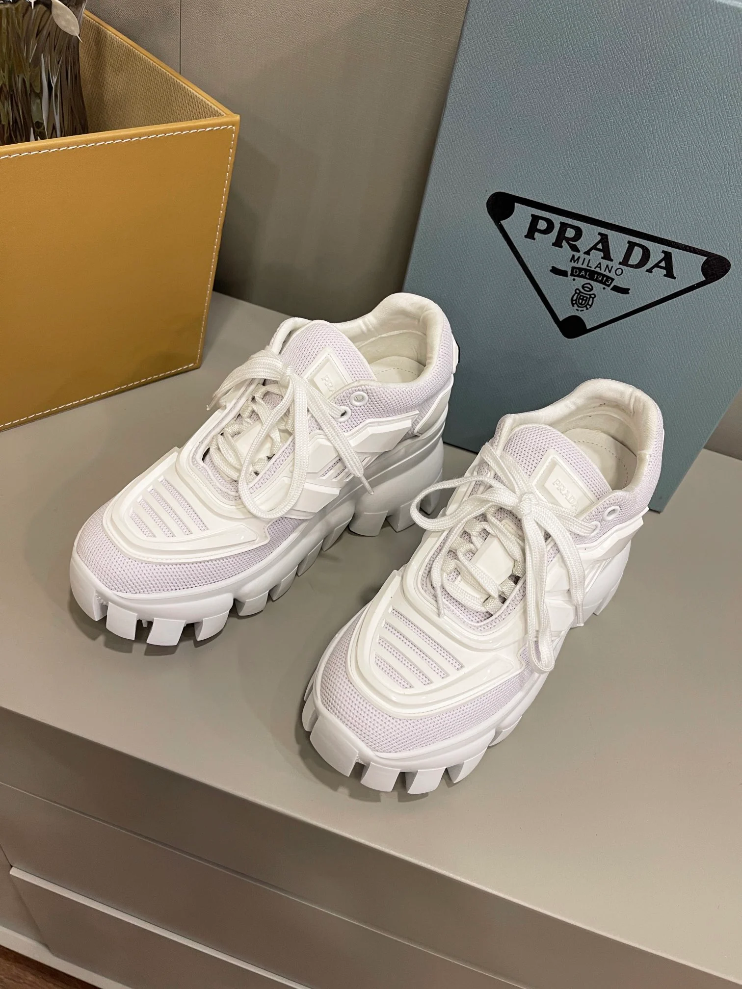 Новинка сезона весна/лето 2022 от Prada - повседневные туфли на платформе.