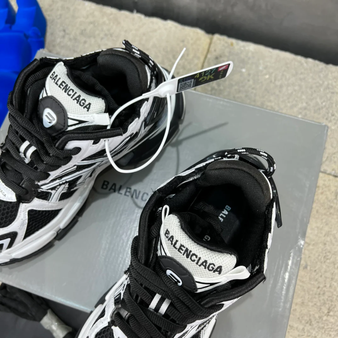 Кроссовки Balenciaga Runner - унисекс - черно-белые