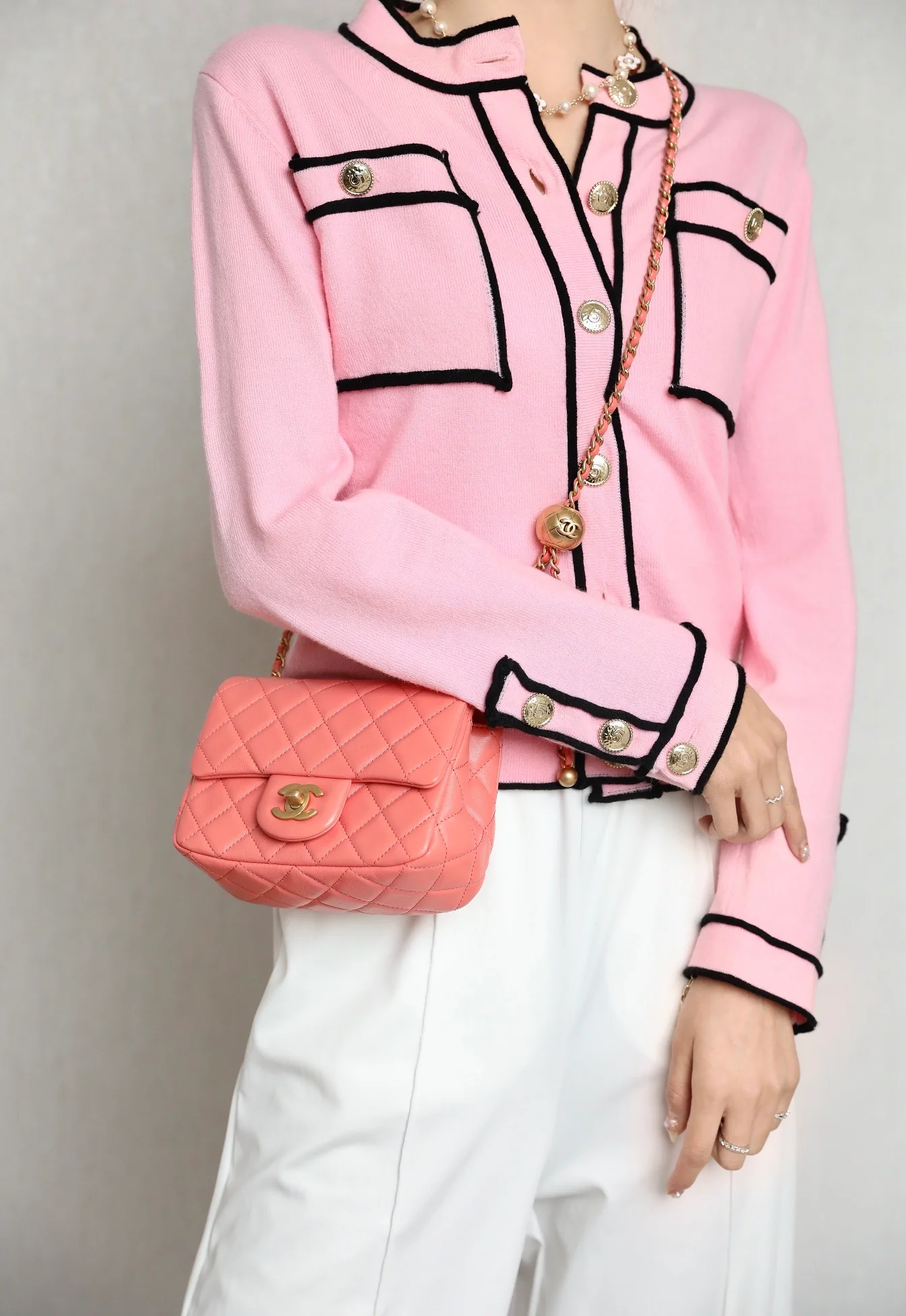 Сумка Chanel Gold Globe Square Fat Flap Bag - кораллово-розовая.