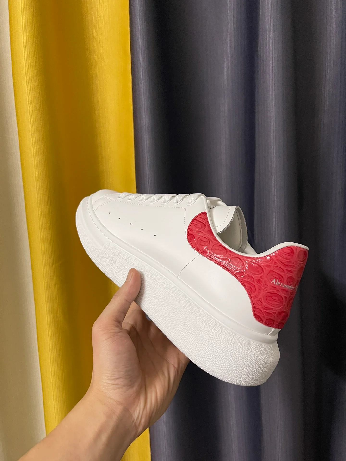 Классические белые кроссовки McQueen - унисекс - каблук с красной крокодиловой полосой