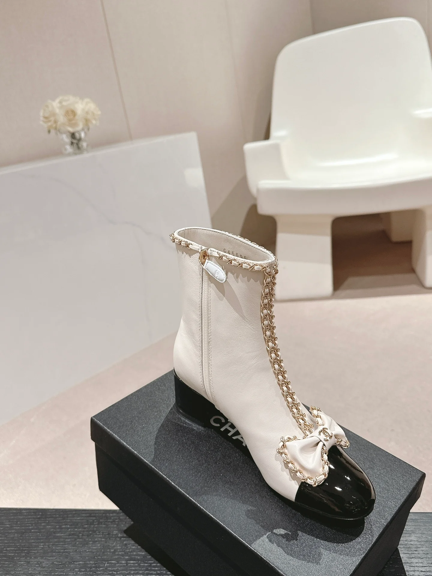 Ботинки на высоком каблуке Chanel 2024 — белые