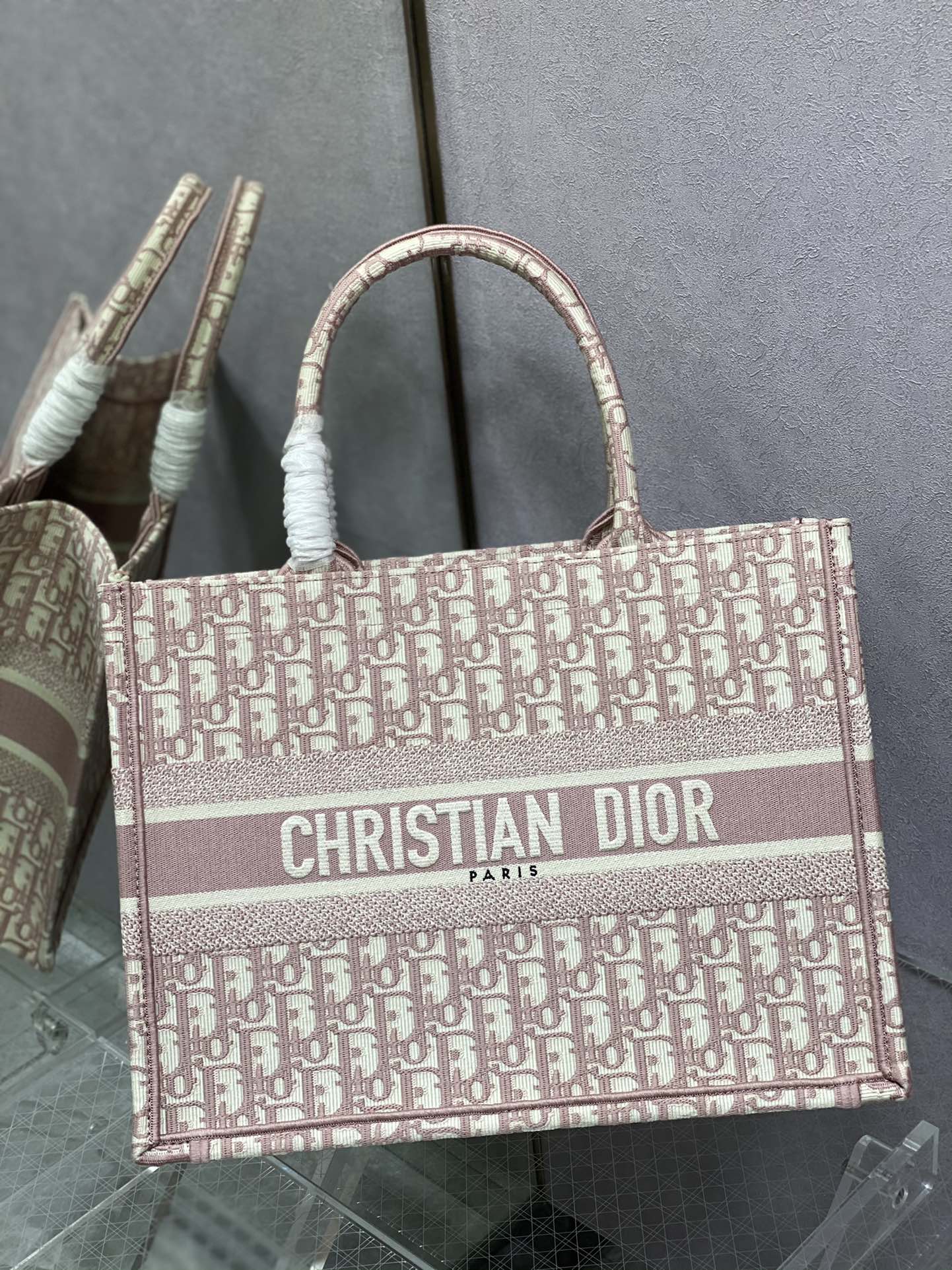 Сумка Dior Book Tote, маленький размер 36,5 см, розовая канва Monogram.