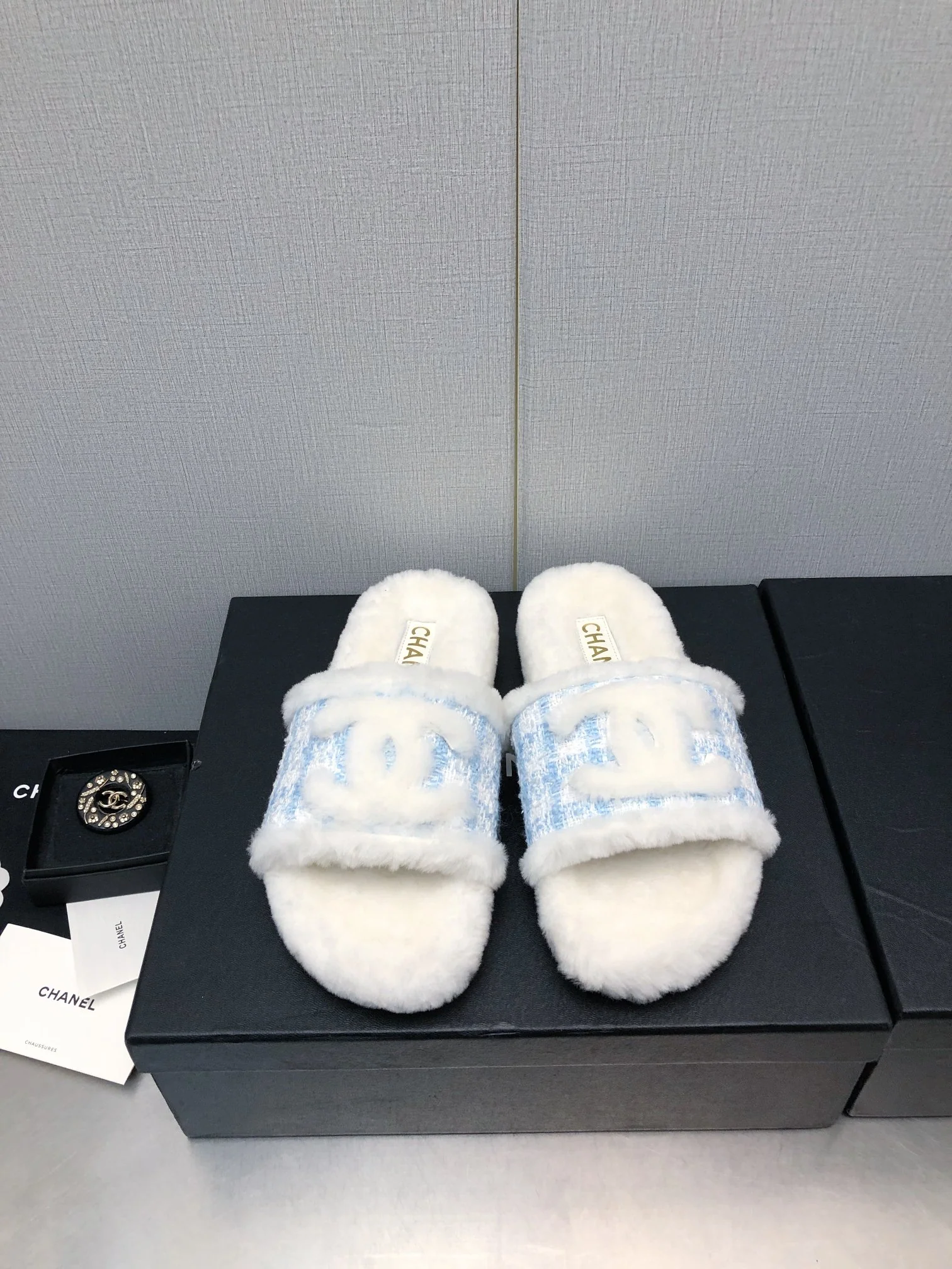 Новинка сезона осень/зима 2023 от Chanel - шерстяные клетчатые тапочки - синие.