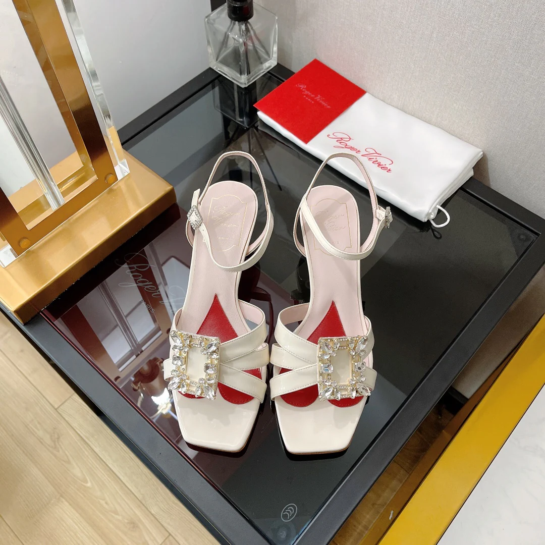 Туфли с пряжкой в ??форме буквы Р — бежевые на невысоком каблуке