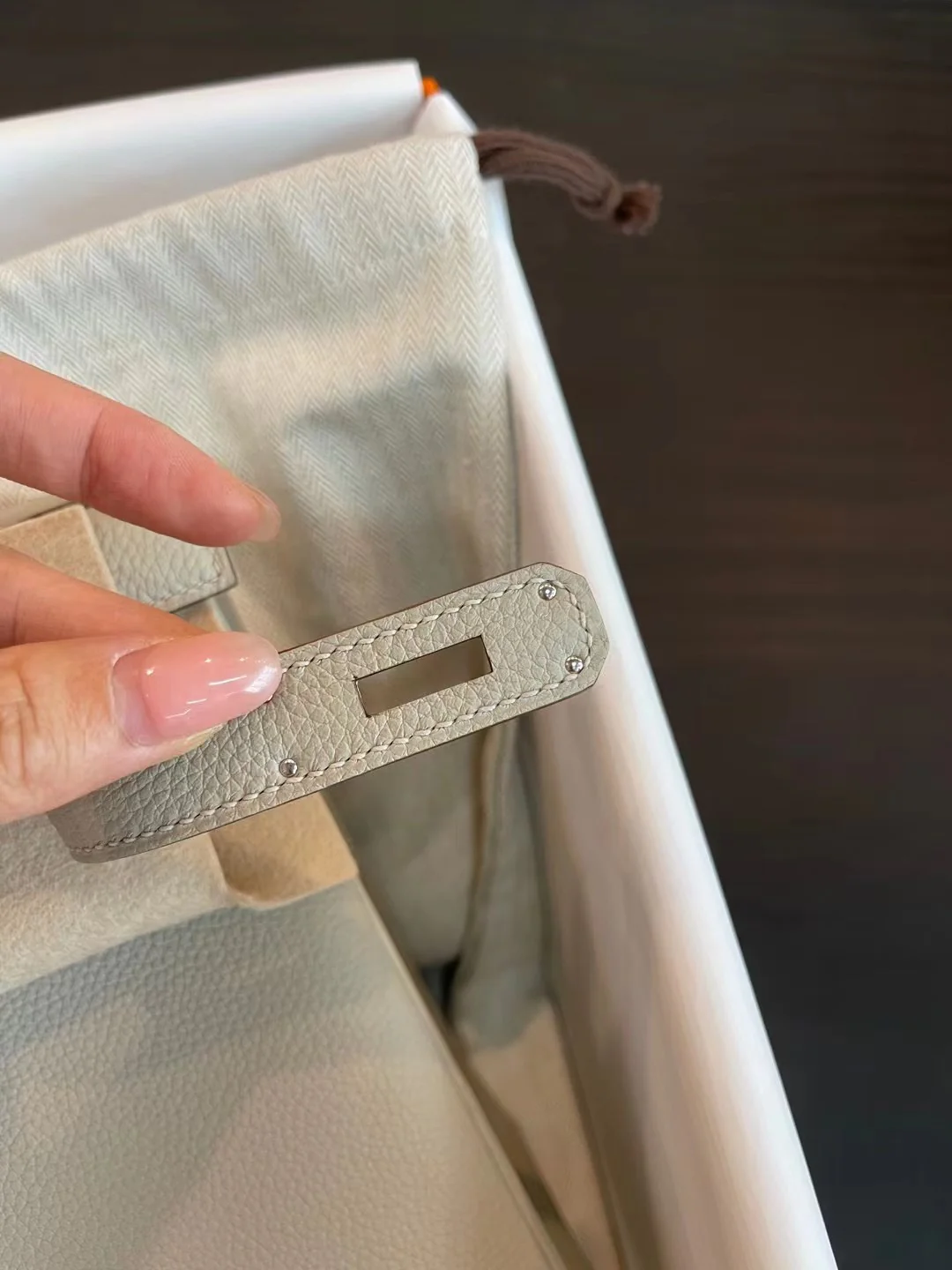 Hermes Kelly 28 Togo - Жемчужно-серый - Серебряная пряжка