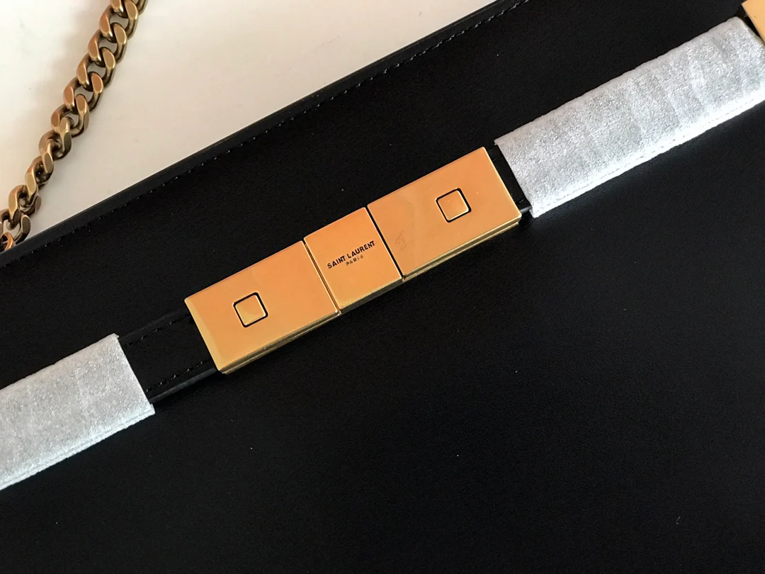 Сумка YSL Manhattan - черная, из овечьей кожи.