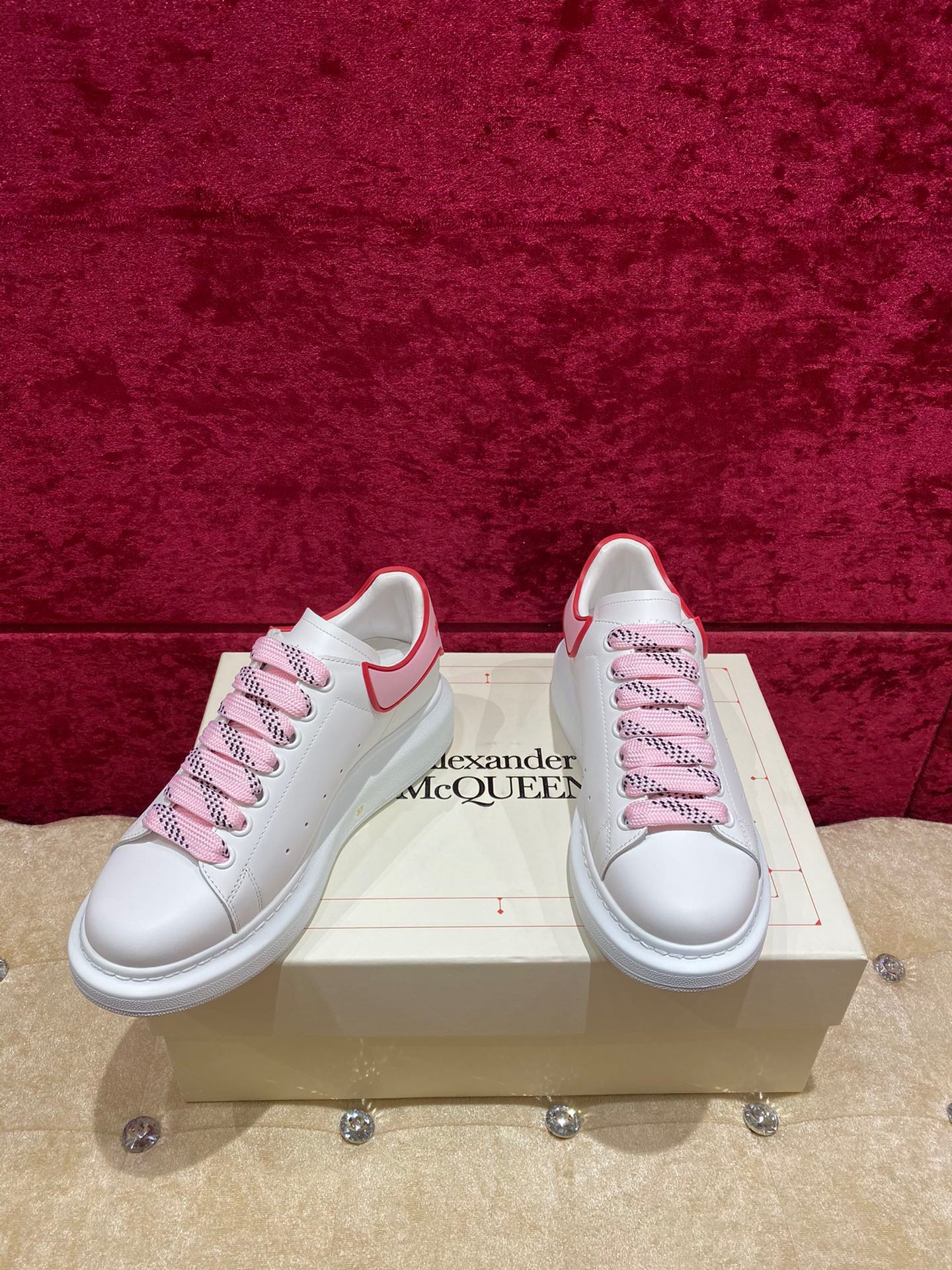 Классические белые кроссовки McQueen с розовой пяткой