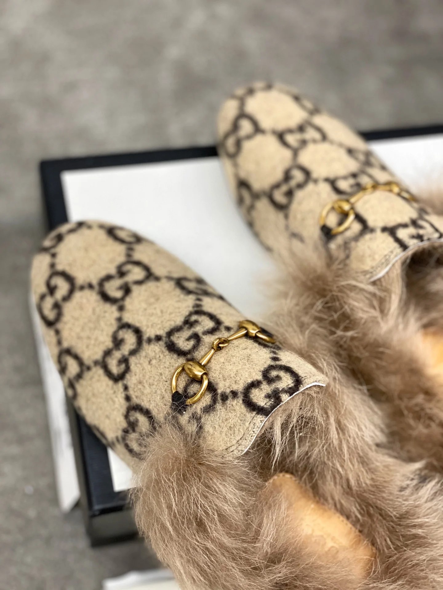 Бутик Gucci 2020 — Новейшая коллекция с подиума — Меховые тапочки — В стиле монограммы