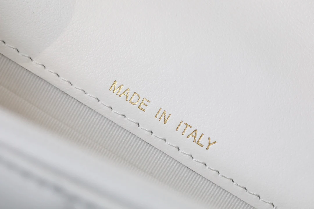 Маленькая сумочка Chanel с жемчужной цепочкой