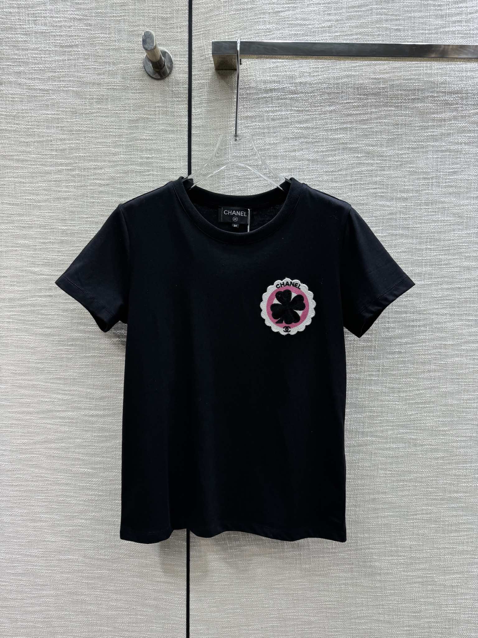 Футболка Chanel 2403 с вышитым четырехлистным клевером и круглым вырезом, с короткими рукавами - черная.
