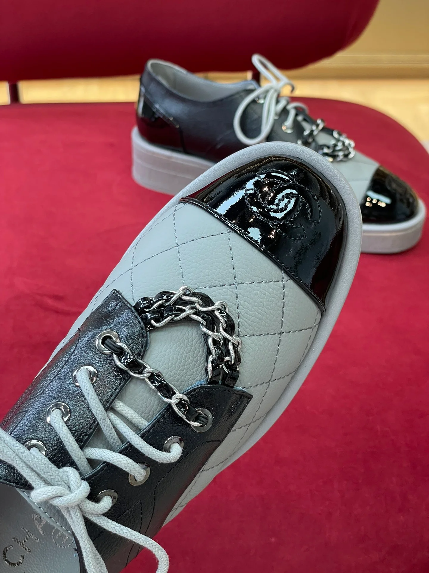 Новинка сезона осень/зима 2022 от Chanel - Кожаные туфли с цепочкой и узором ?личи? - Серые/Черные