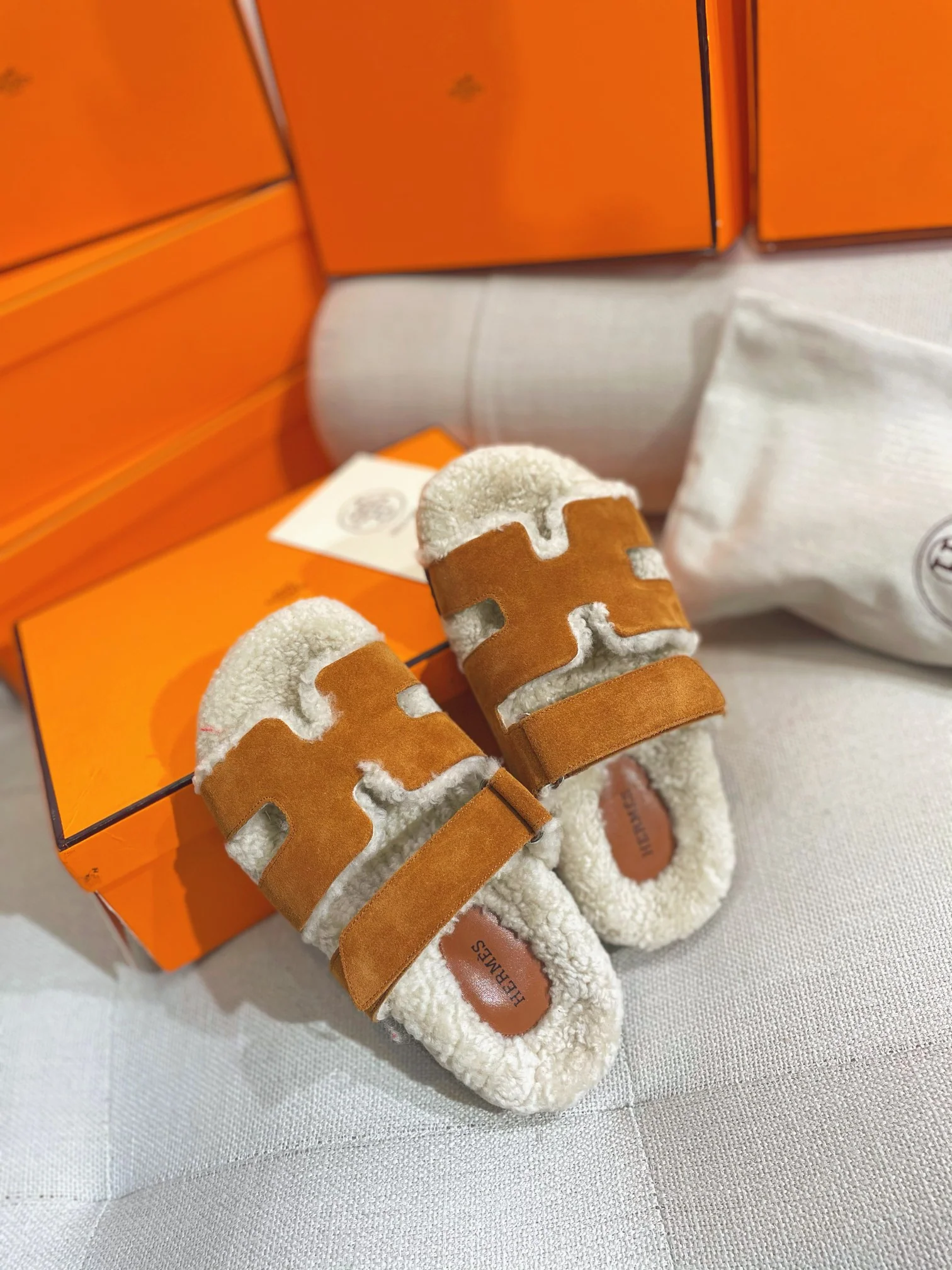 Новинка сезона осень/зима 2022 от Hermes - Домашние тапочки из овечьей шерсти и кожи в стиле пэчворк - Коричневые - 1 шт.