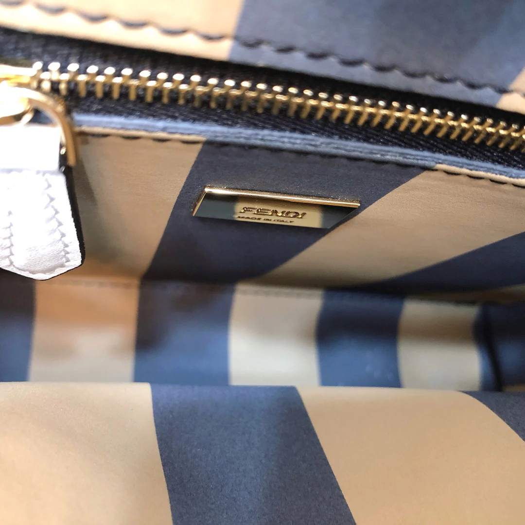 Маленькая белая кожаная сумочка Fendi Peekaboo