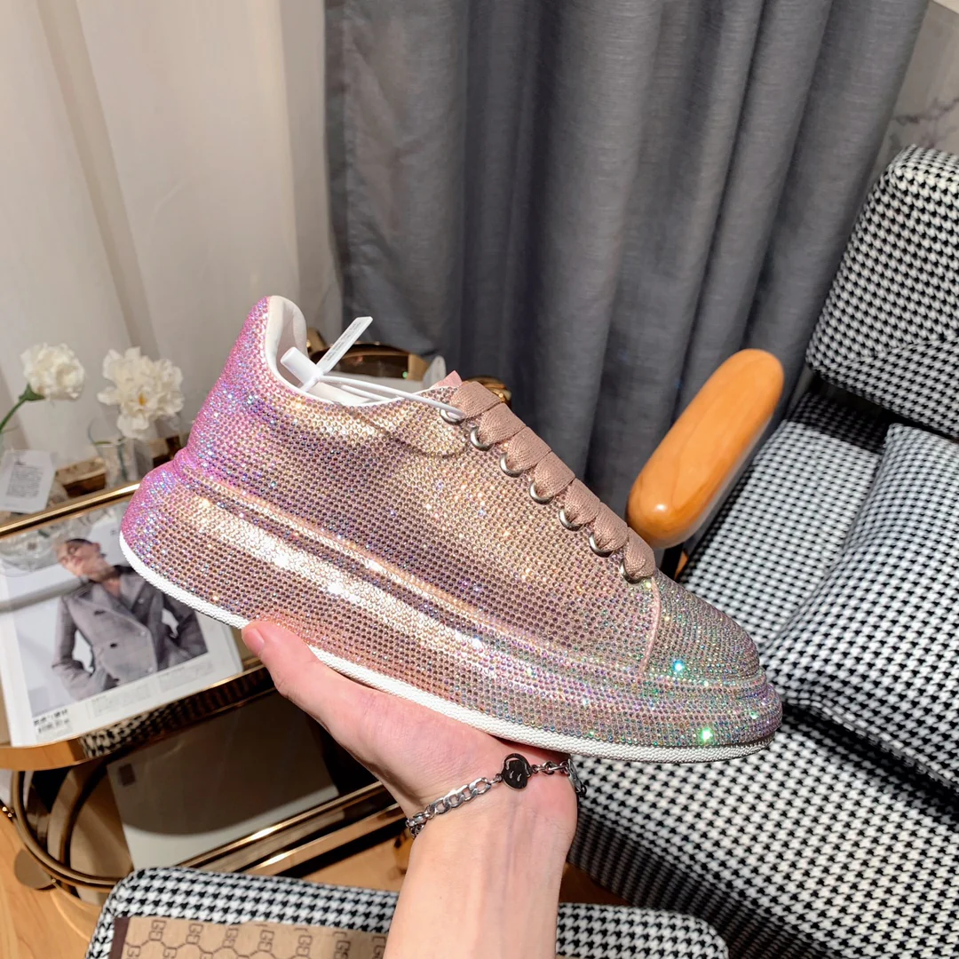 Классические белые кроссовки McQueen - розовые с отделкой из страз.