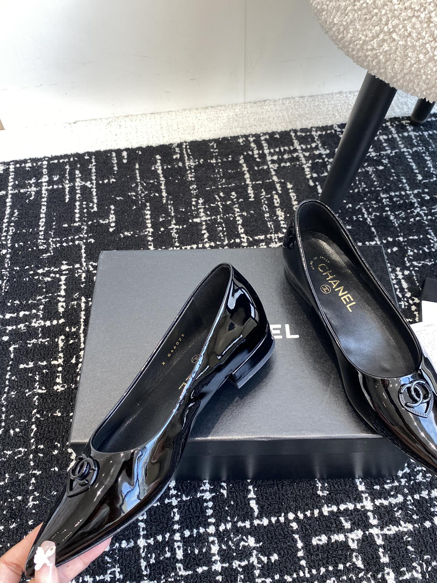 Сандалии Chanel 2025 с острым носком - черные