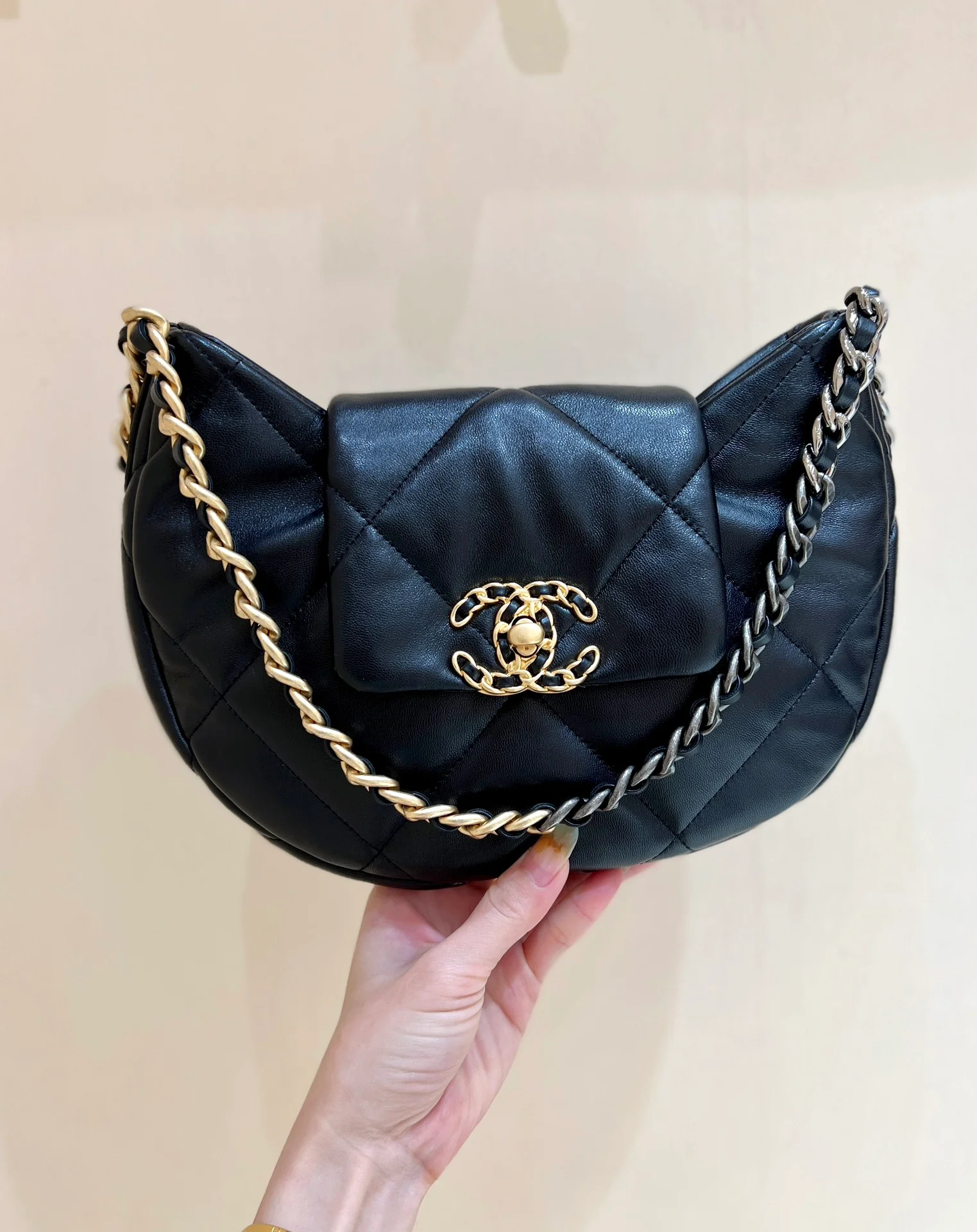 Новая коллекция Chanel ?Ранняя весна? — 24c — 19bag — сумка-хобо под мышкой — черная.