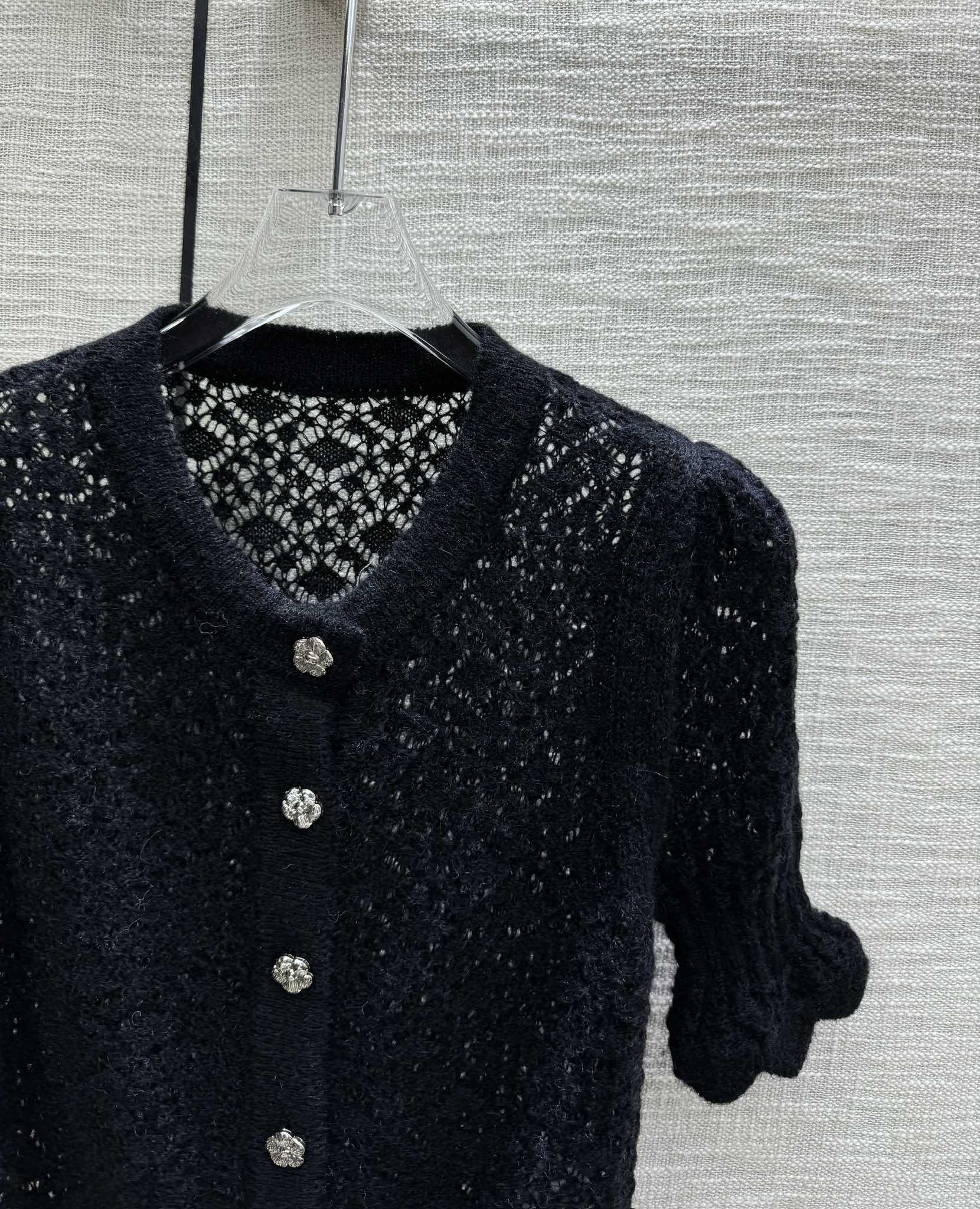 Chanel 2403-24 Новинка ранней весны: вязаный кардиган с короткими рукавами и ажурным узором ?фонарик? - черный