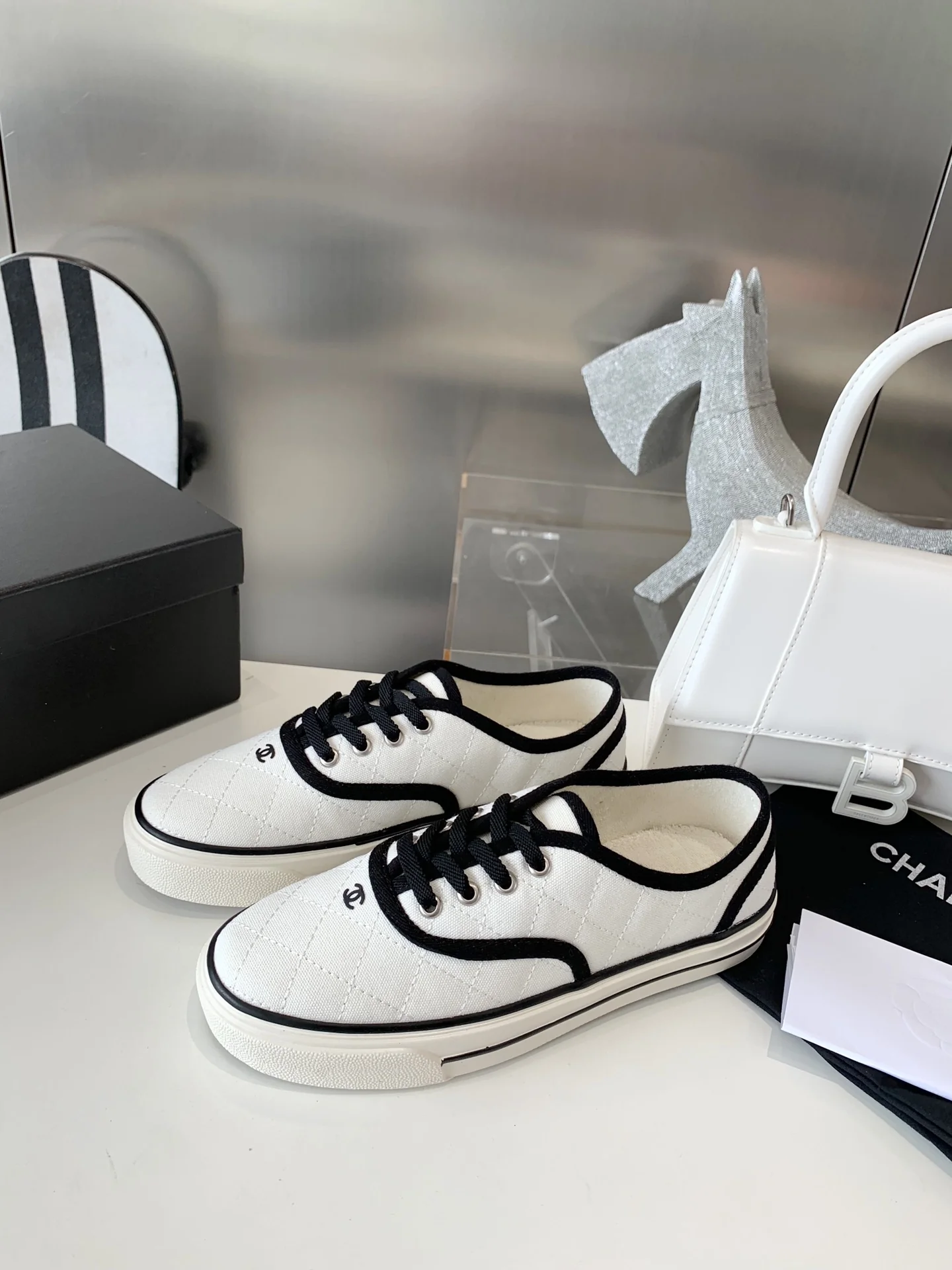 Chanel - Новая версия стеганых белых кроссовок - Размеры 35-40