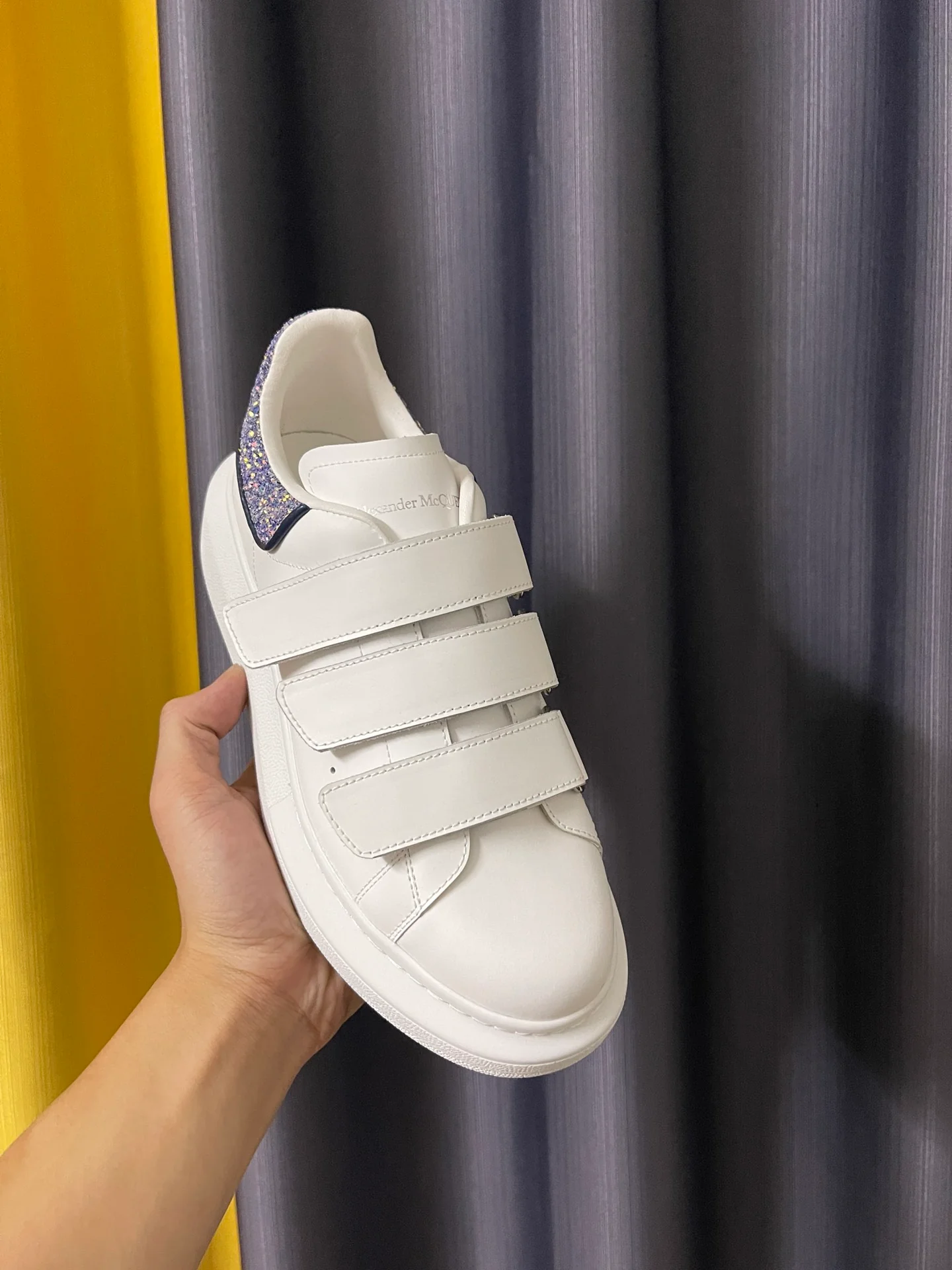 Классические белые кроссовки McQueen - унисекс - дизайн 