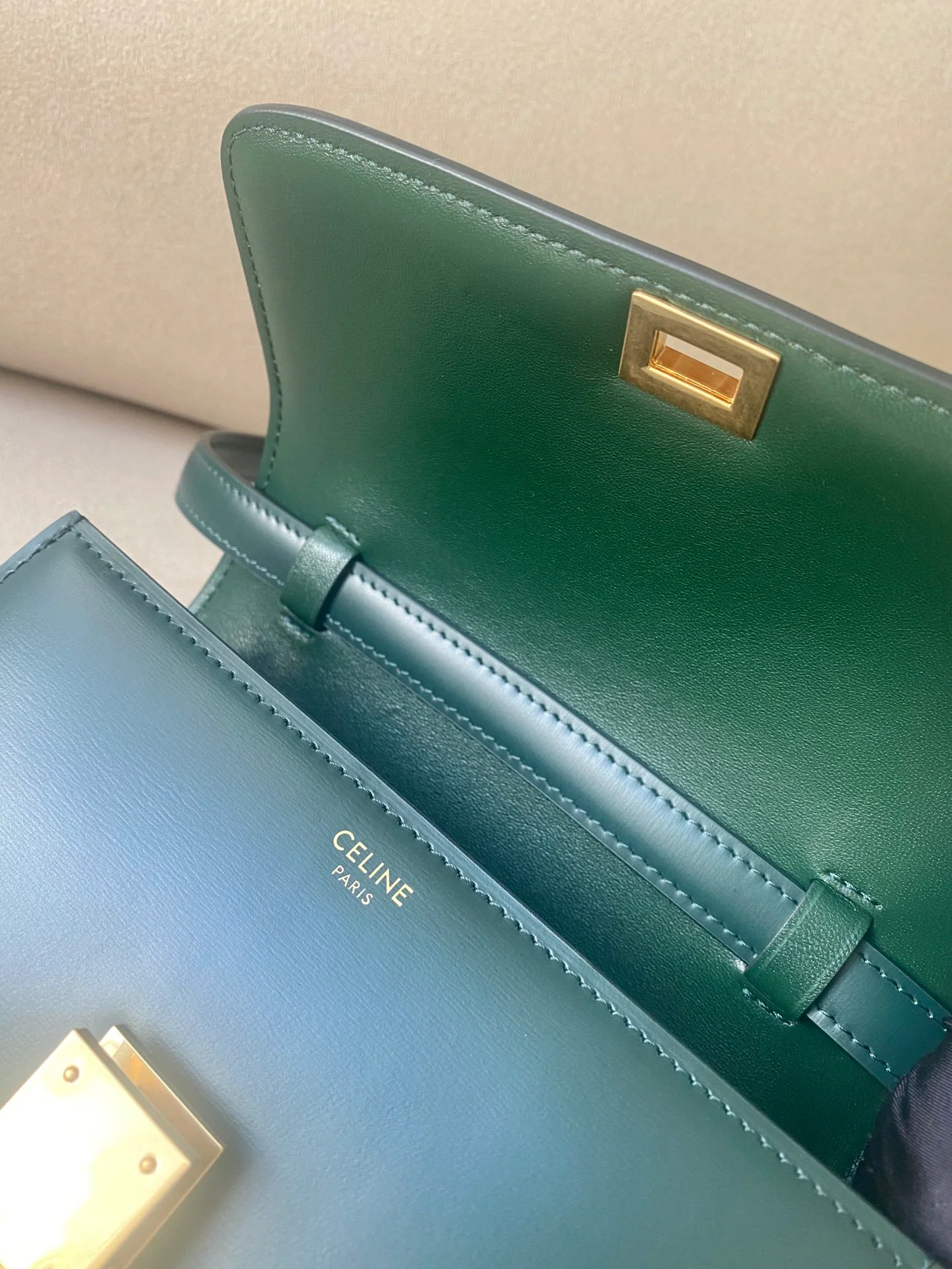 Сумка Celine Box-Tteen из полированной телячьей кожи — темно-зеленая — 1 шт.