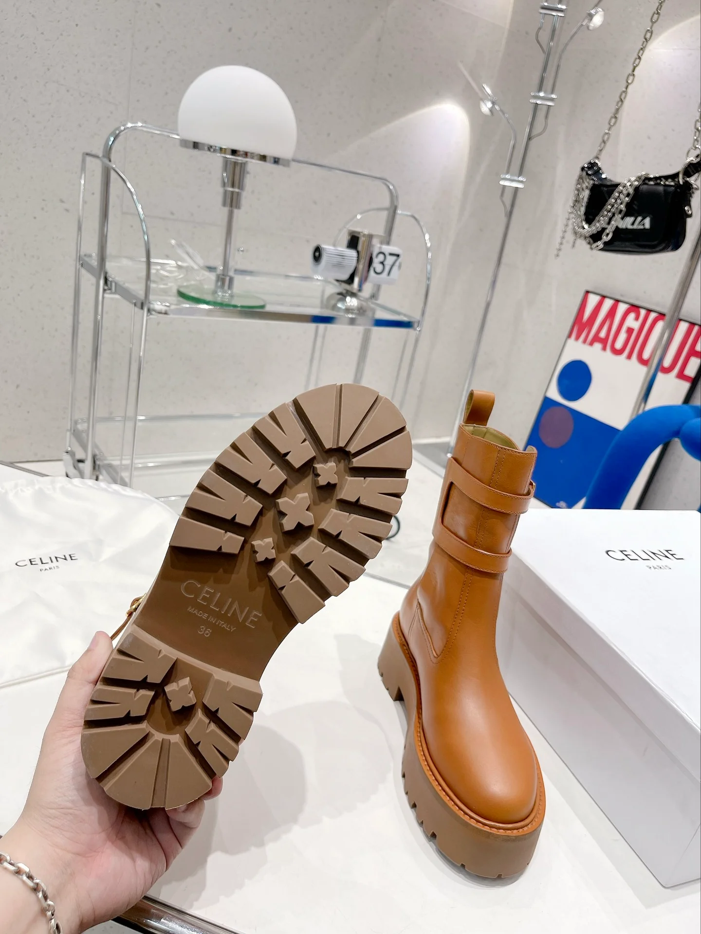 Новинка сезона осень/зима 2022 от Celine - Ботинки с одной кожаной пряжкой - 1