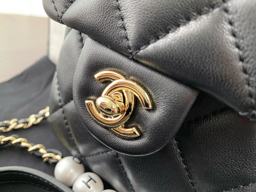 Сумка для телефона Chanel CF Pearl из коллекции Весна/Лето 2020 - Черная
