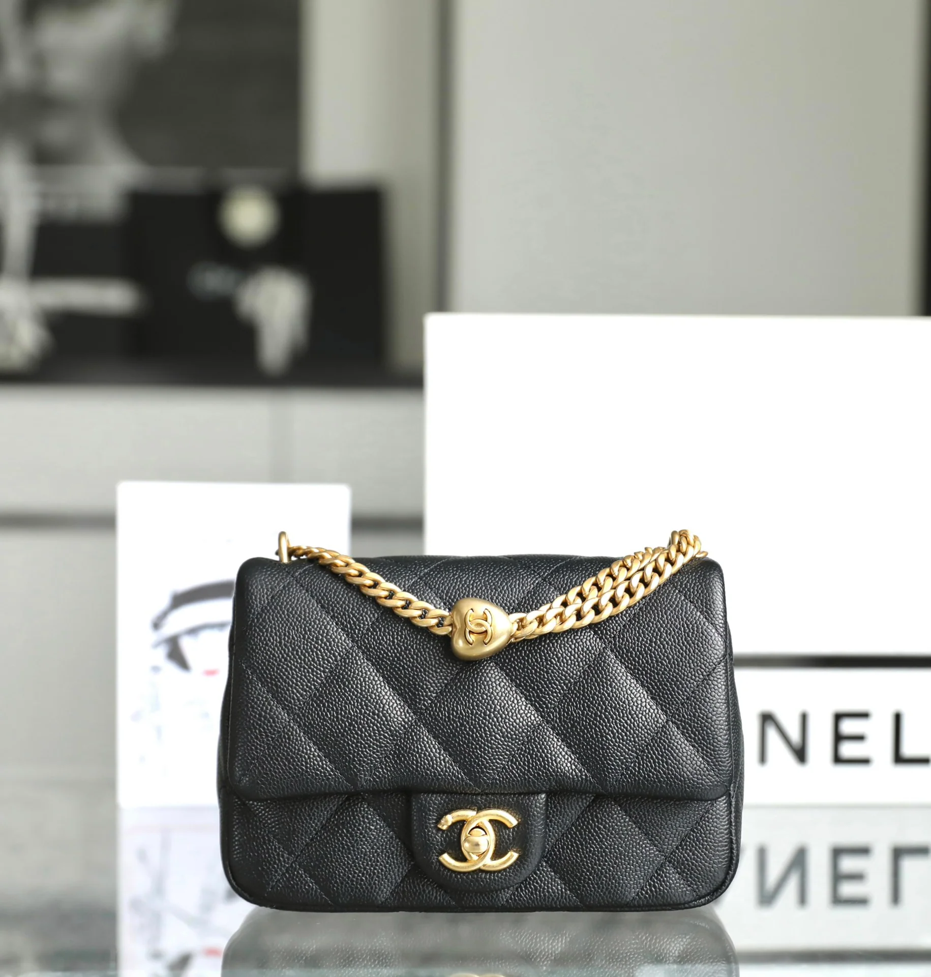 Новинка сезона весна/лето 2023 от Chanel - Сумка для тренировок в форме сердца - CF Bag - Маленький размер - Черный