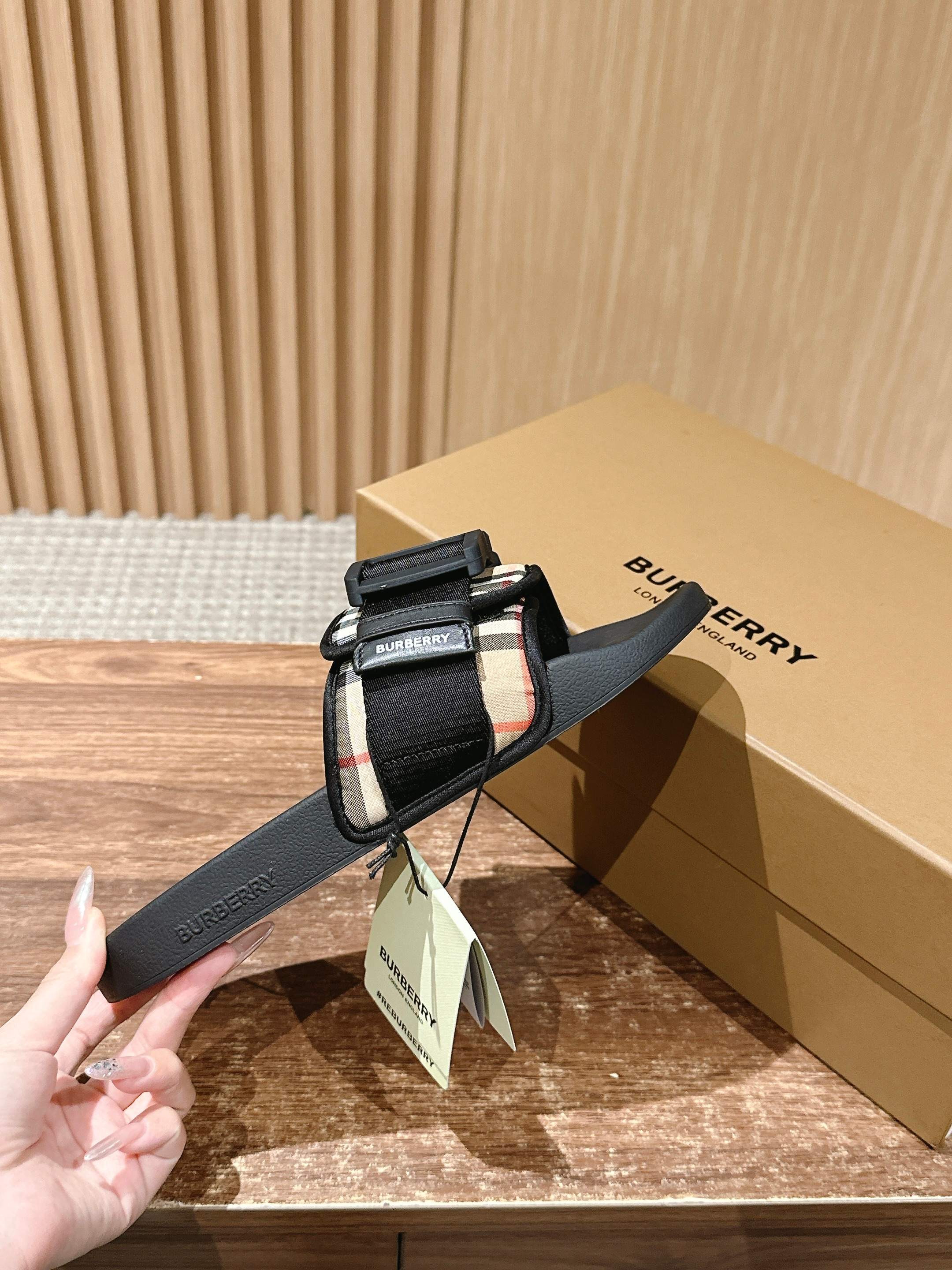 Burberry - Повседневные тапочки - Парные модели