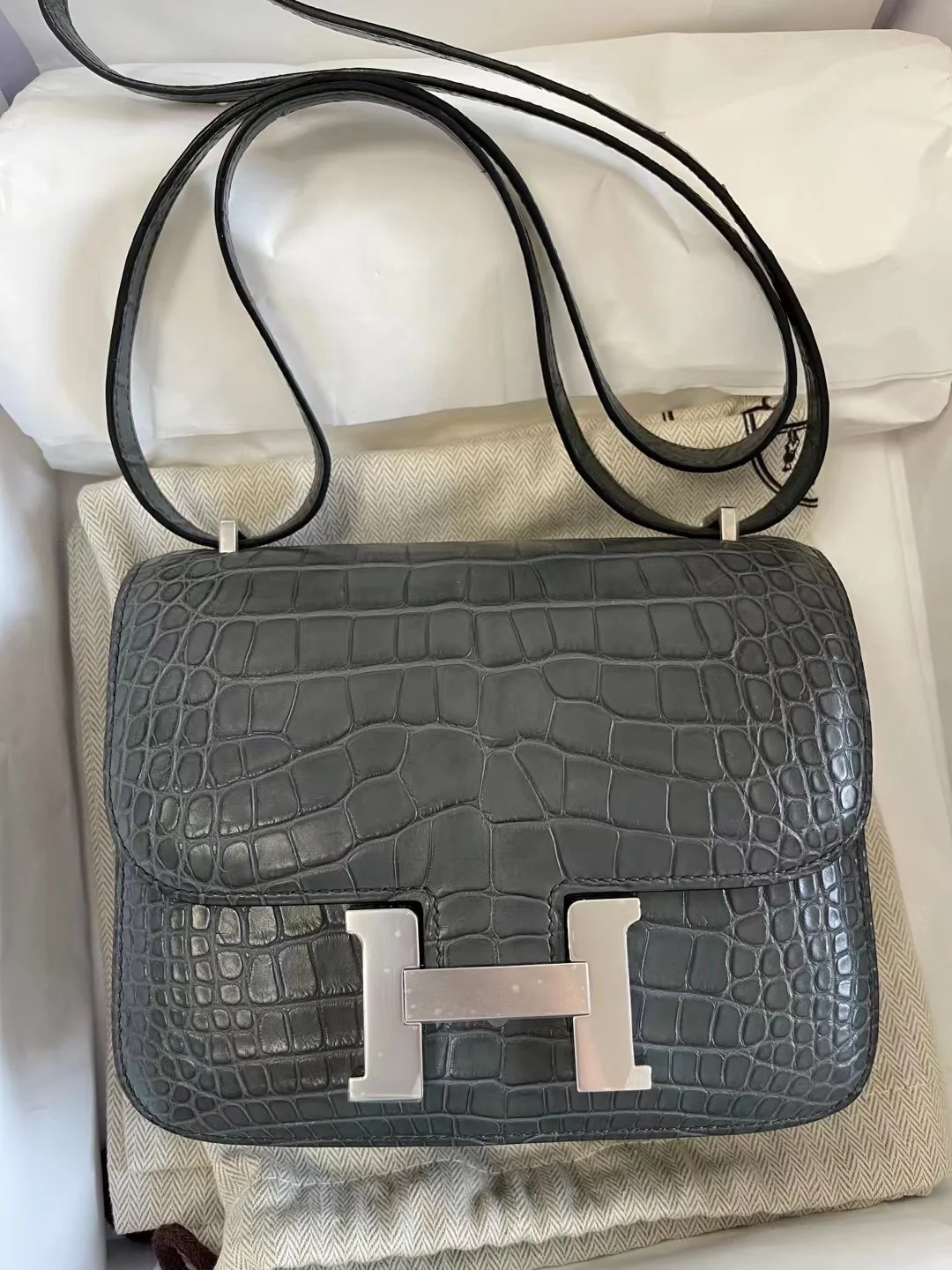 Миниатюрная пуговица Hermes Constance из крокодиловой кожи, графитово-серого цвета, серебристая.