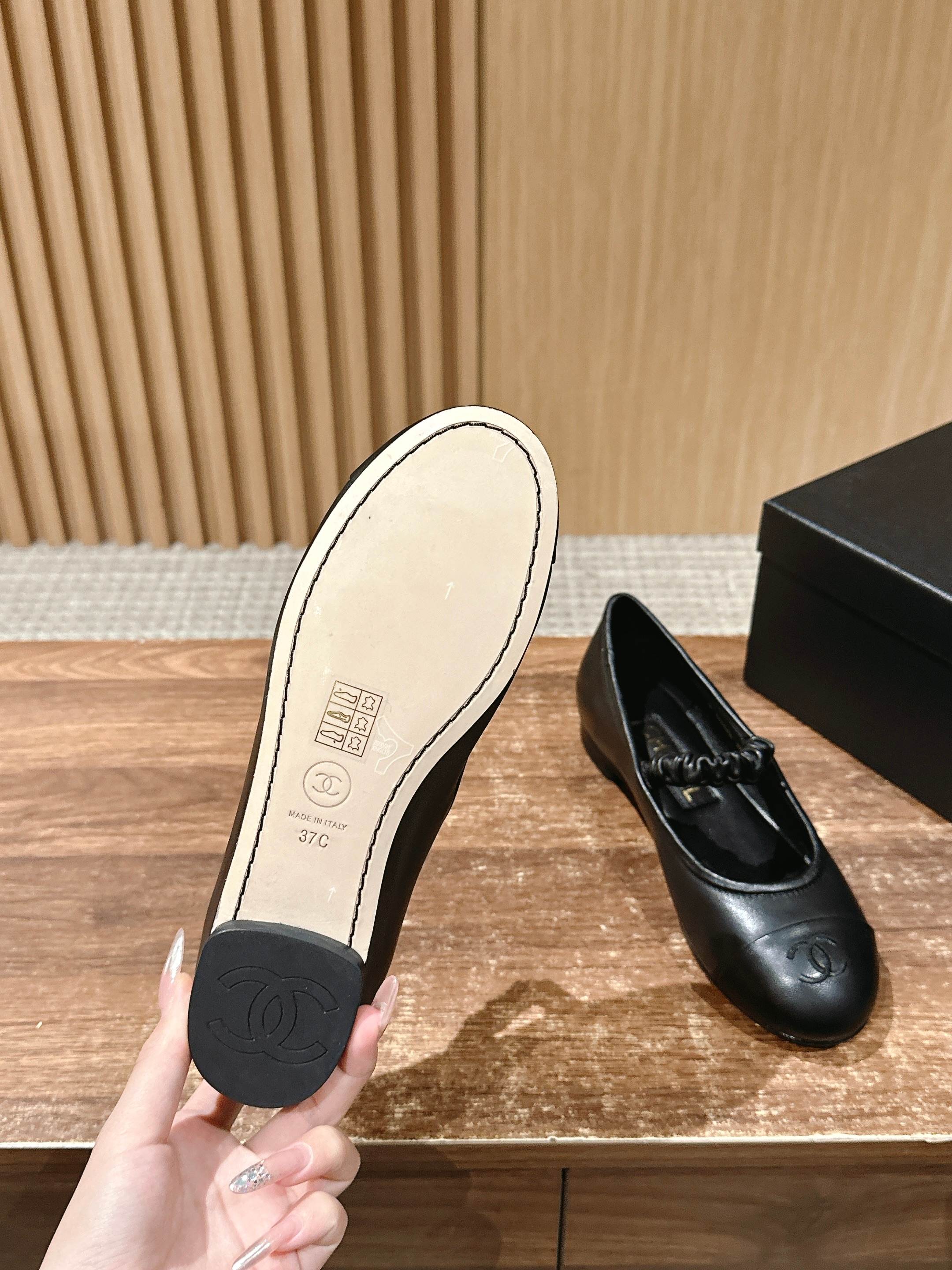 Новинка сезона весна/лето 2025 от Chanel - туфли Мэри Джейн - черная кожа.