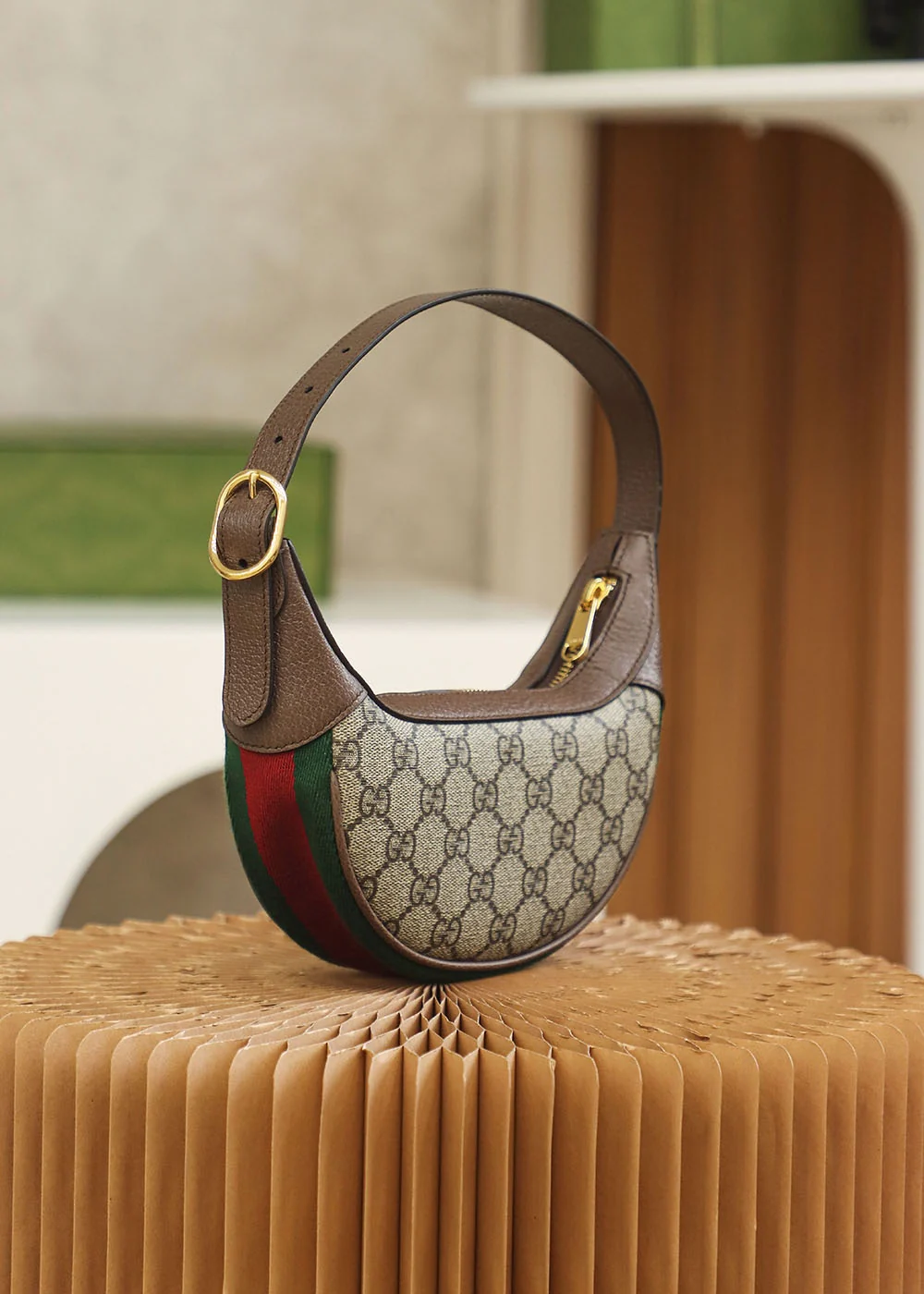 Сумка-подмышка из коллекции Gucci Ophidia