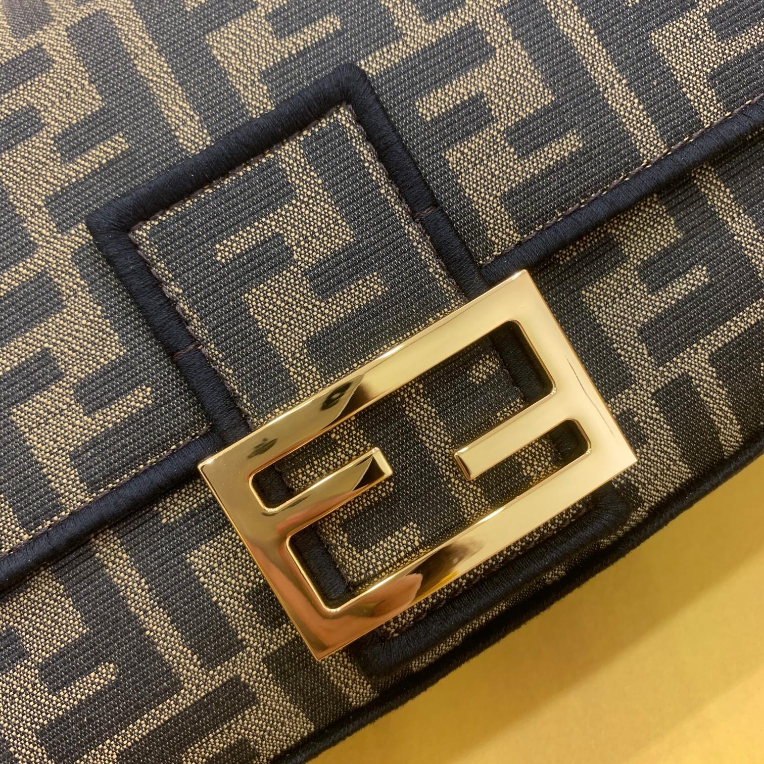 Сумка Fendi Baguette Medium Monogram - 2