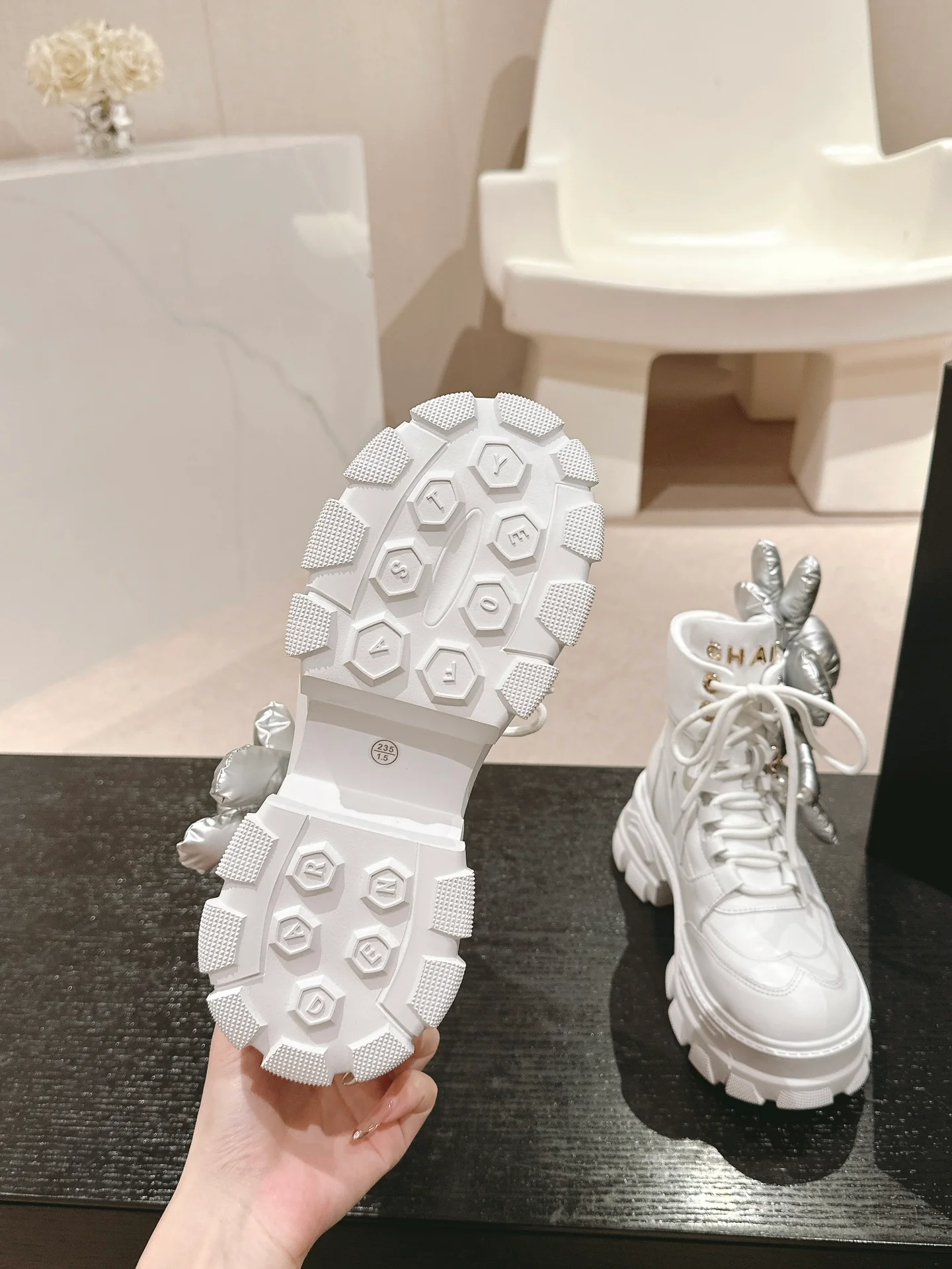 Высокие кеды на платформе Chanel 2024 года - белые.