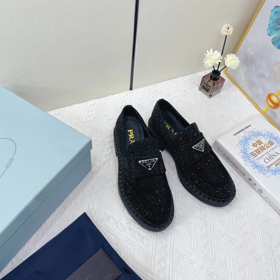 Туфли Prada - Лоферы Prada, украшенные стразами - черные