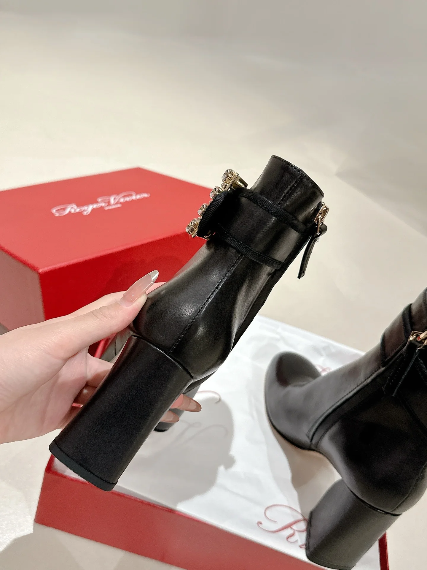 Кожаные сапоги на высоком каблуке RV-2024 - черные