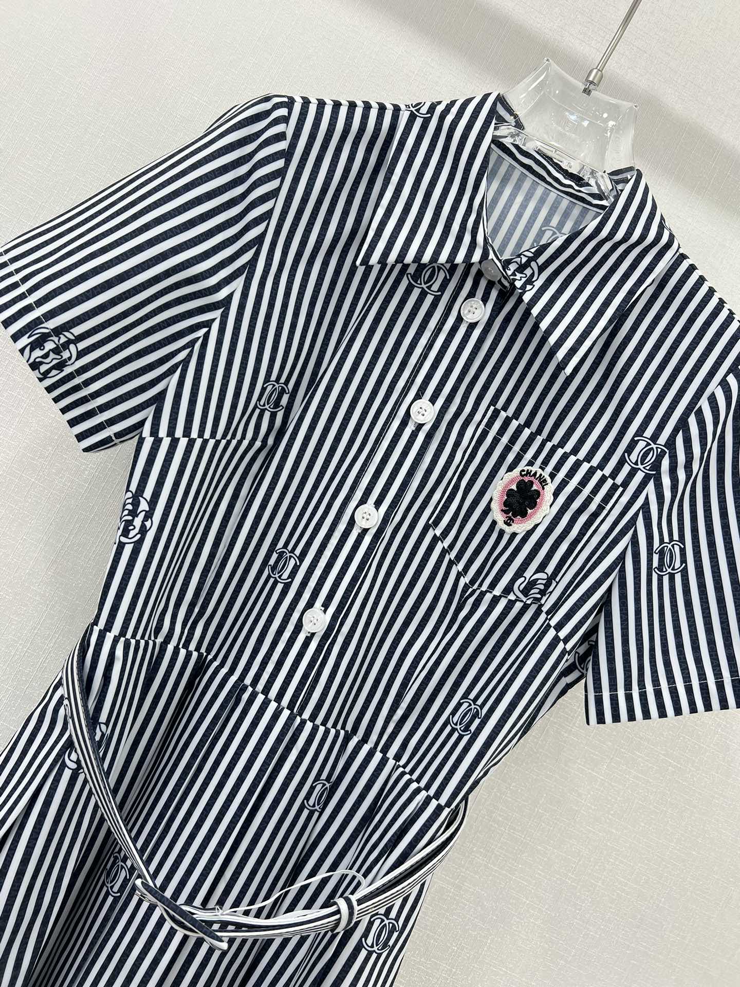 Новый комбинезон Chanel весна/лето 2024 с короткими рукавами, украшенный пайетками и принтом — в полоску.