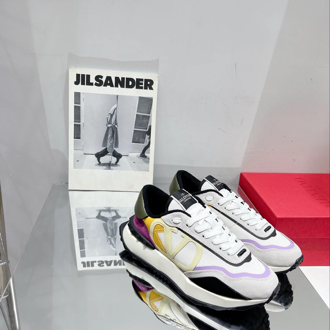 Новинка сезона весна/лето 2022 от Valentino - Замшевые кроссовки на шнуровке и сетке - Унисекс - Белые