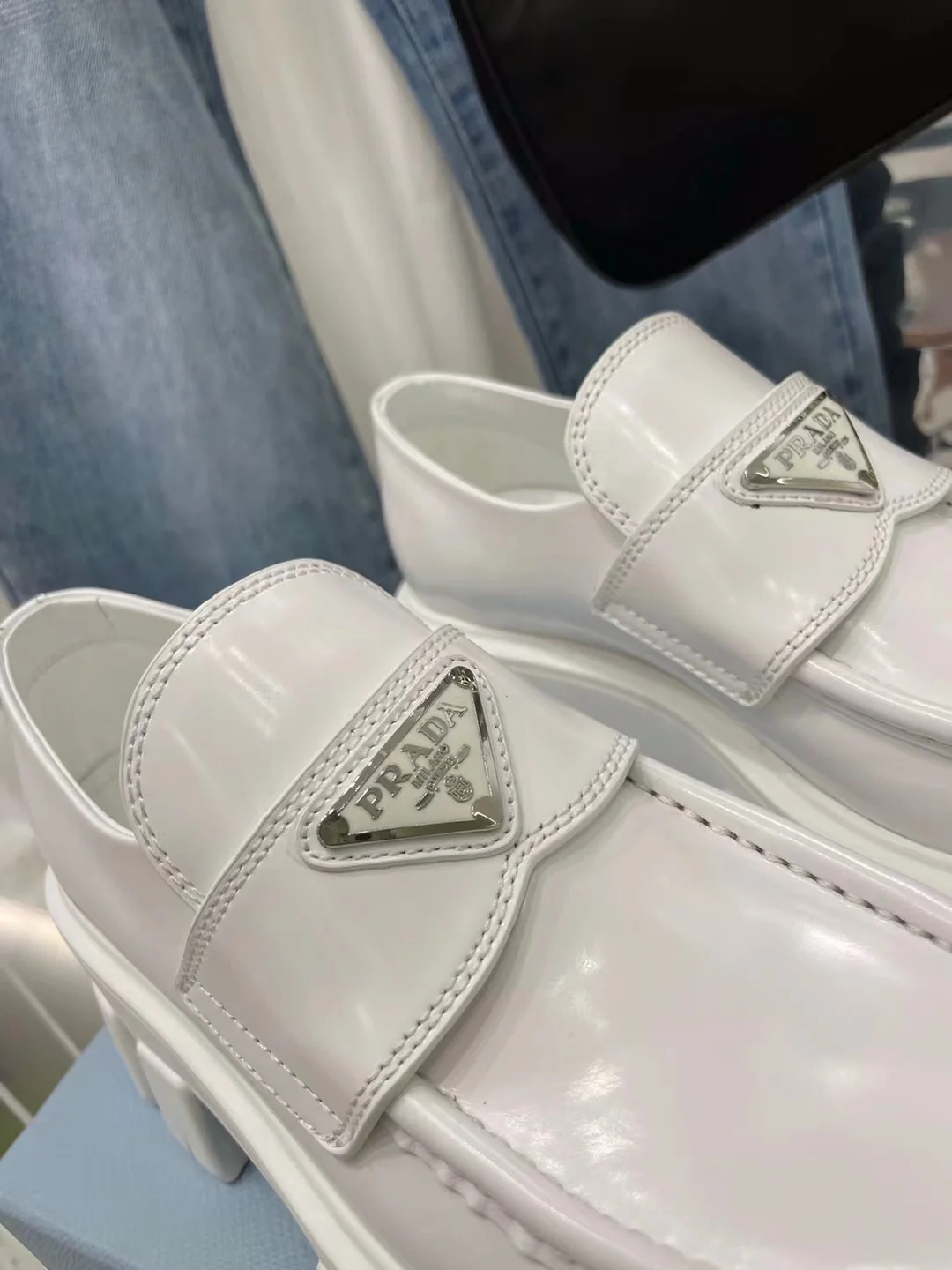 Лоферы на платформе Prada 2024 - белые