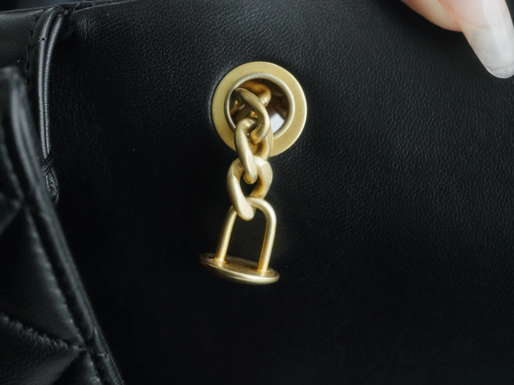 Коллекция Chanel Весна/Лето 2023 - Сумка с регулируемой пряжкой Camellia - CF Flap Bag - Черная - Маленькая