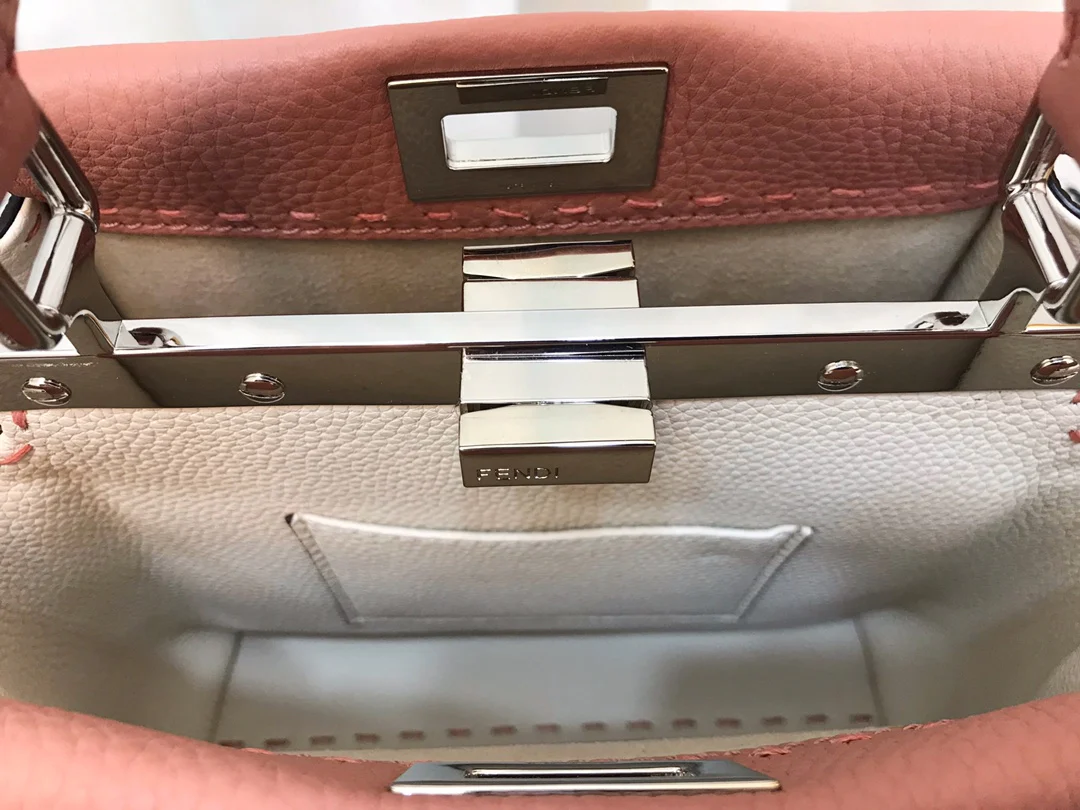Мини-сумочка Fendi Peekaboo из розовой кожи