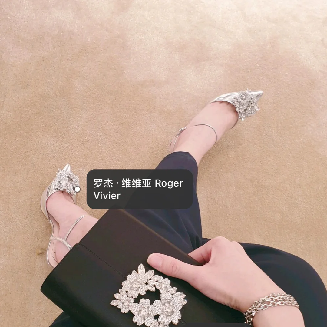 Обувь RV - босоножки на высоком каблуке с пряжкой, украшенной стразами и букетом цветов - серебристые