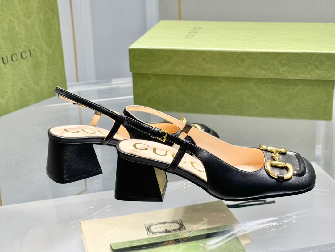 Весенняя коллекция Gucci 2021 — Босоножки на массивном каблуке с пряжкой в ??виде конской уздечки — 1