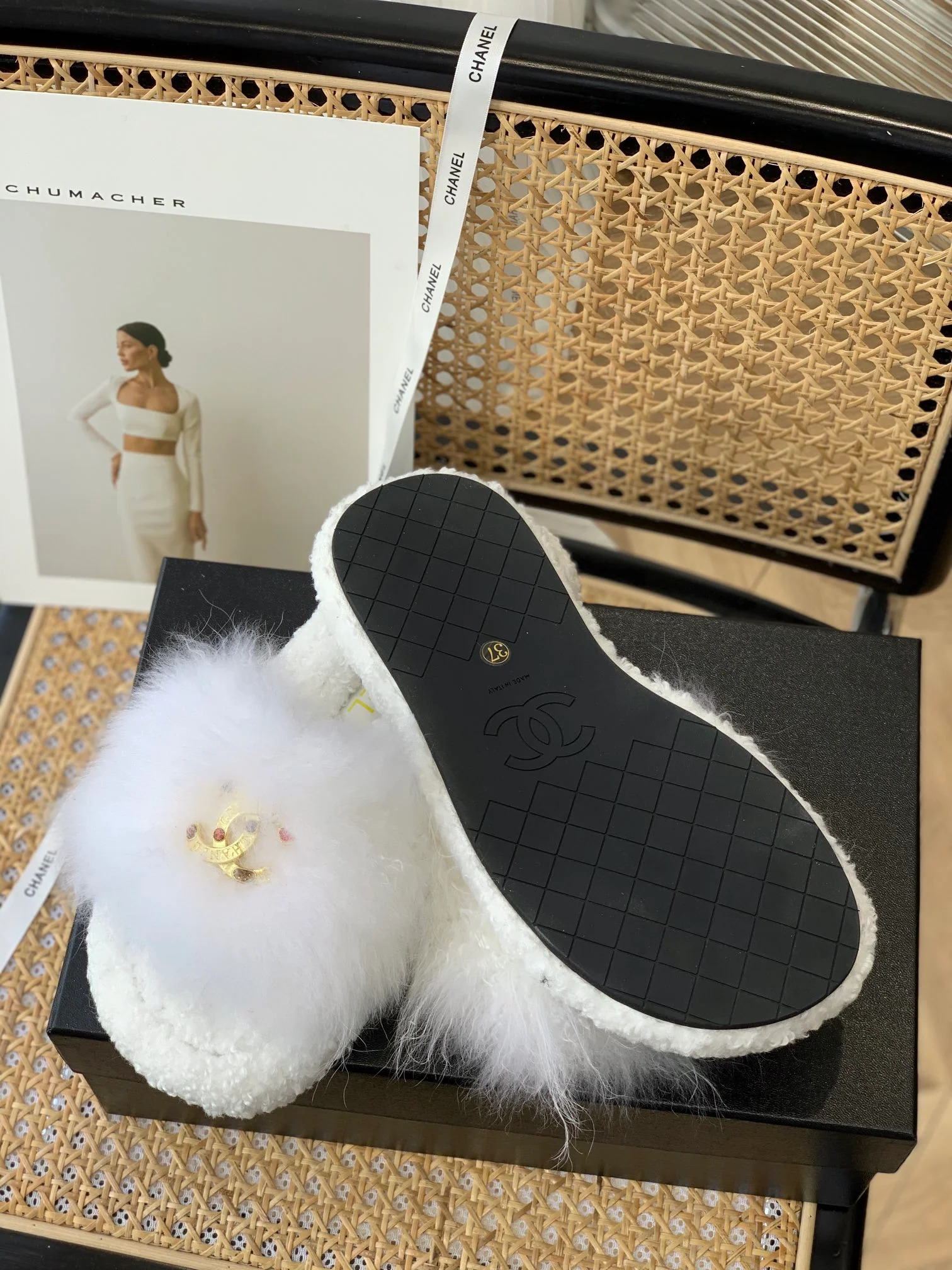 Тапочки Chanel с пряжкой из искусственного меха норки - белые