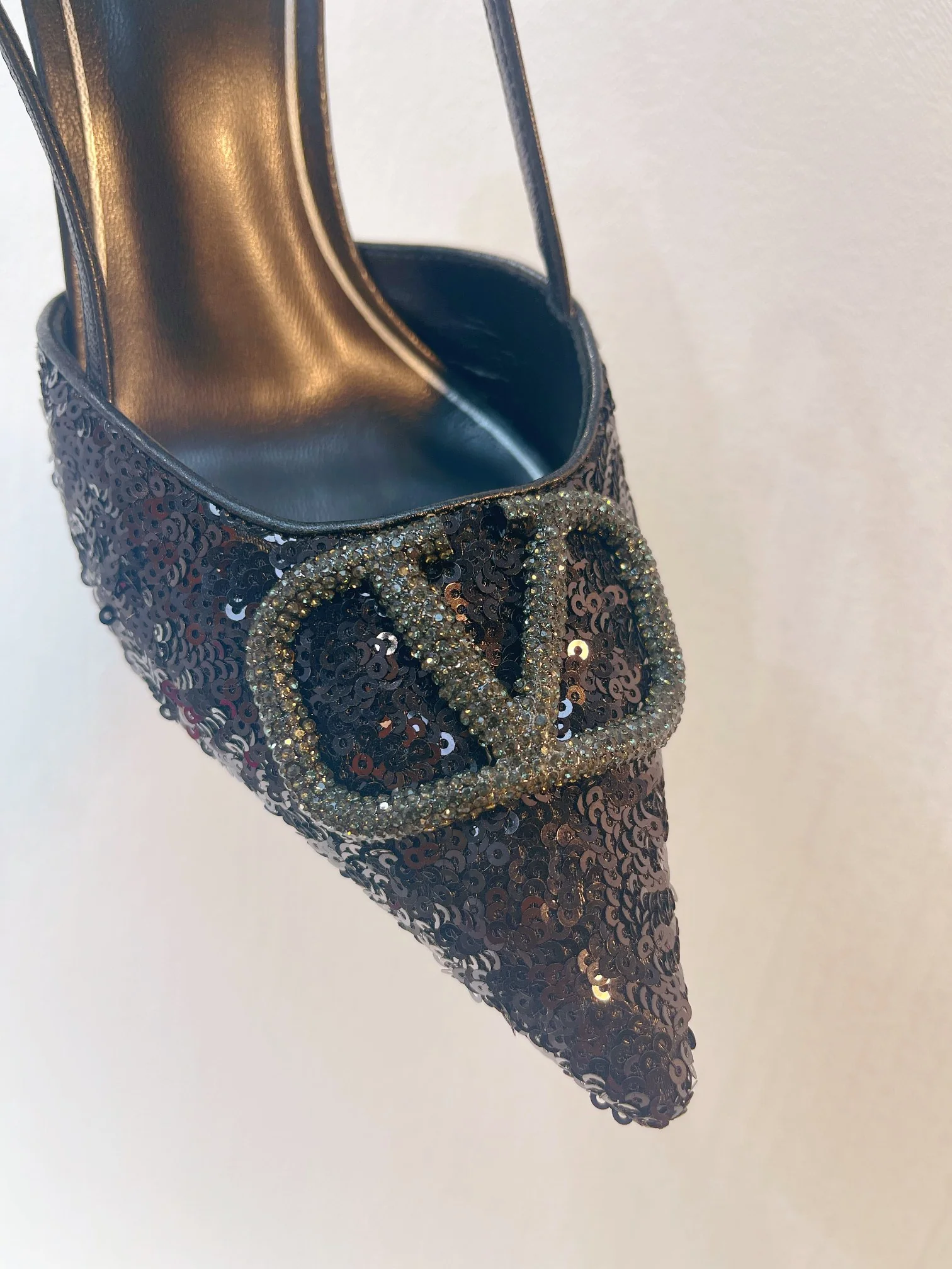 Новинка с официального сайта Valentino 2023 — Глянцевые босоножки на низком каблуке с острым носком — 8 см — Синие