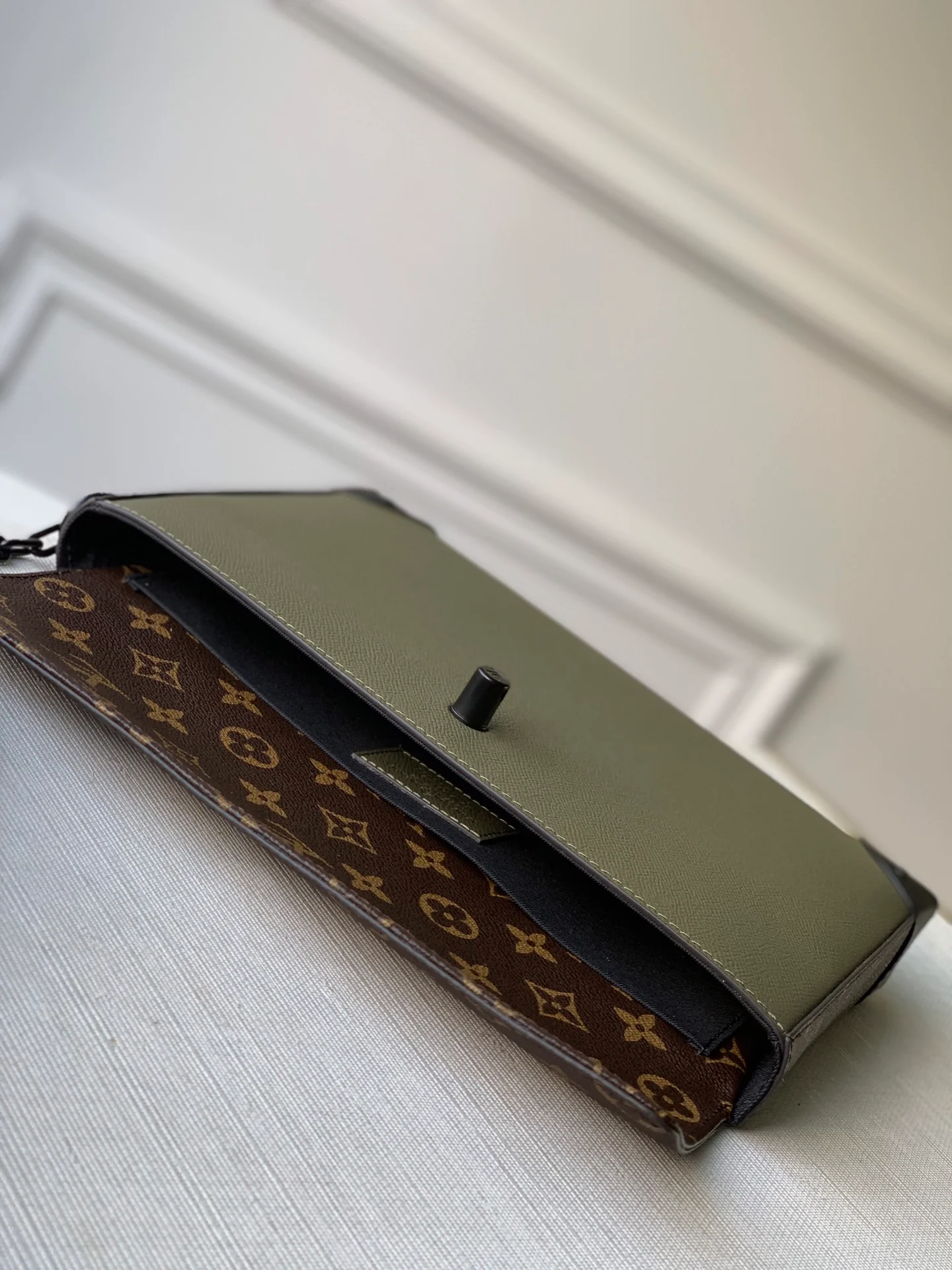 Клатч Pochette Voyage Steamer LV M30583 — темно-зеленый