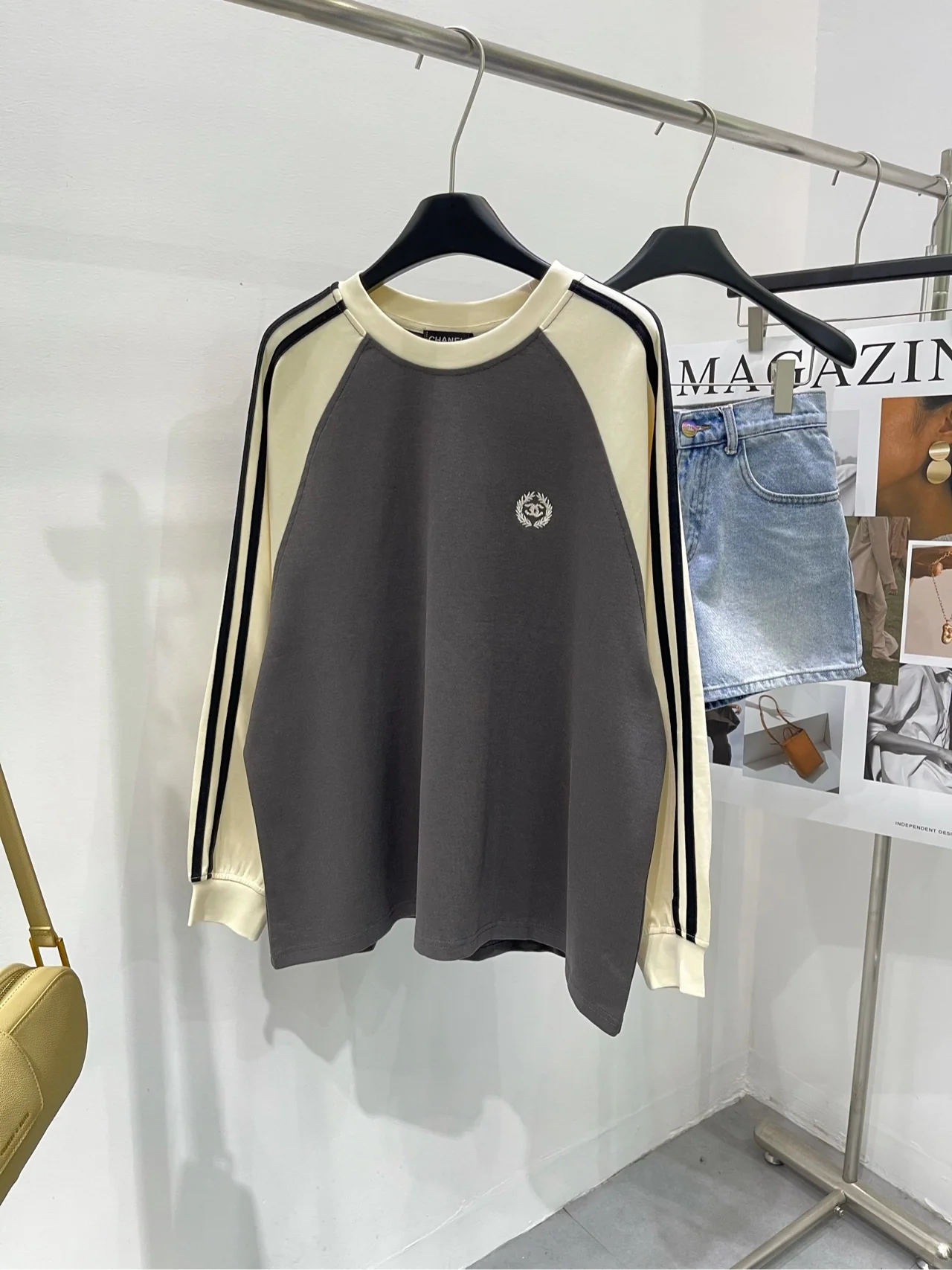 Футболка Chanel 2403 Little Beige с вышитой этикеткой, рукав реглан, с длинным рукавом