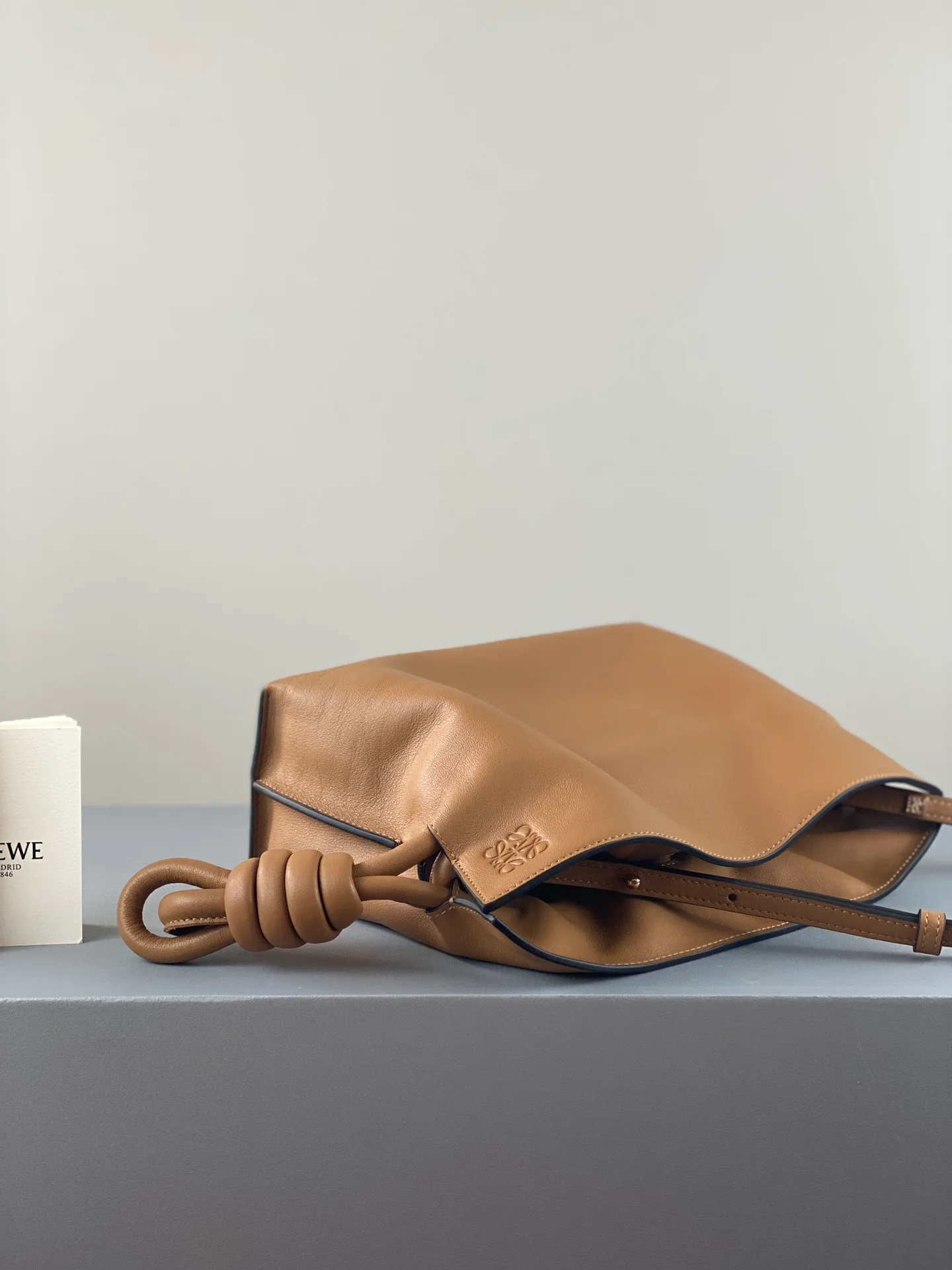 Loewe, обновленная версия 2020 года - Flamenco - Телячья кожа - Мини - Светло-коричневый